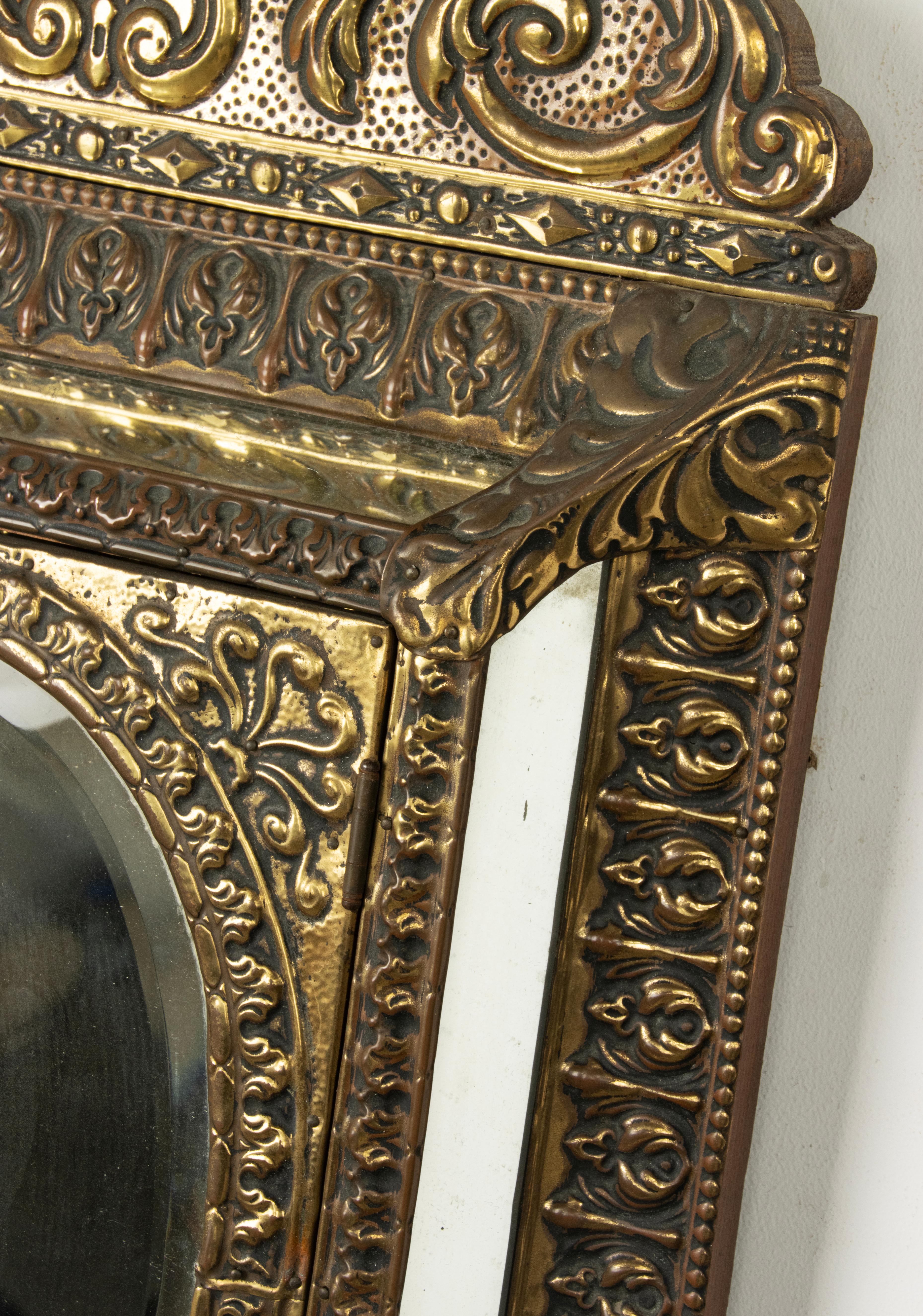 Antique Mirror in ottone goffrato in stile rinascimentale con spazzole In condizioni buone in vendita a Casteren, Noord-Brabant