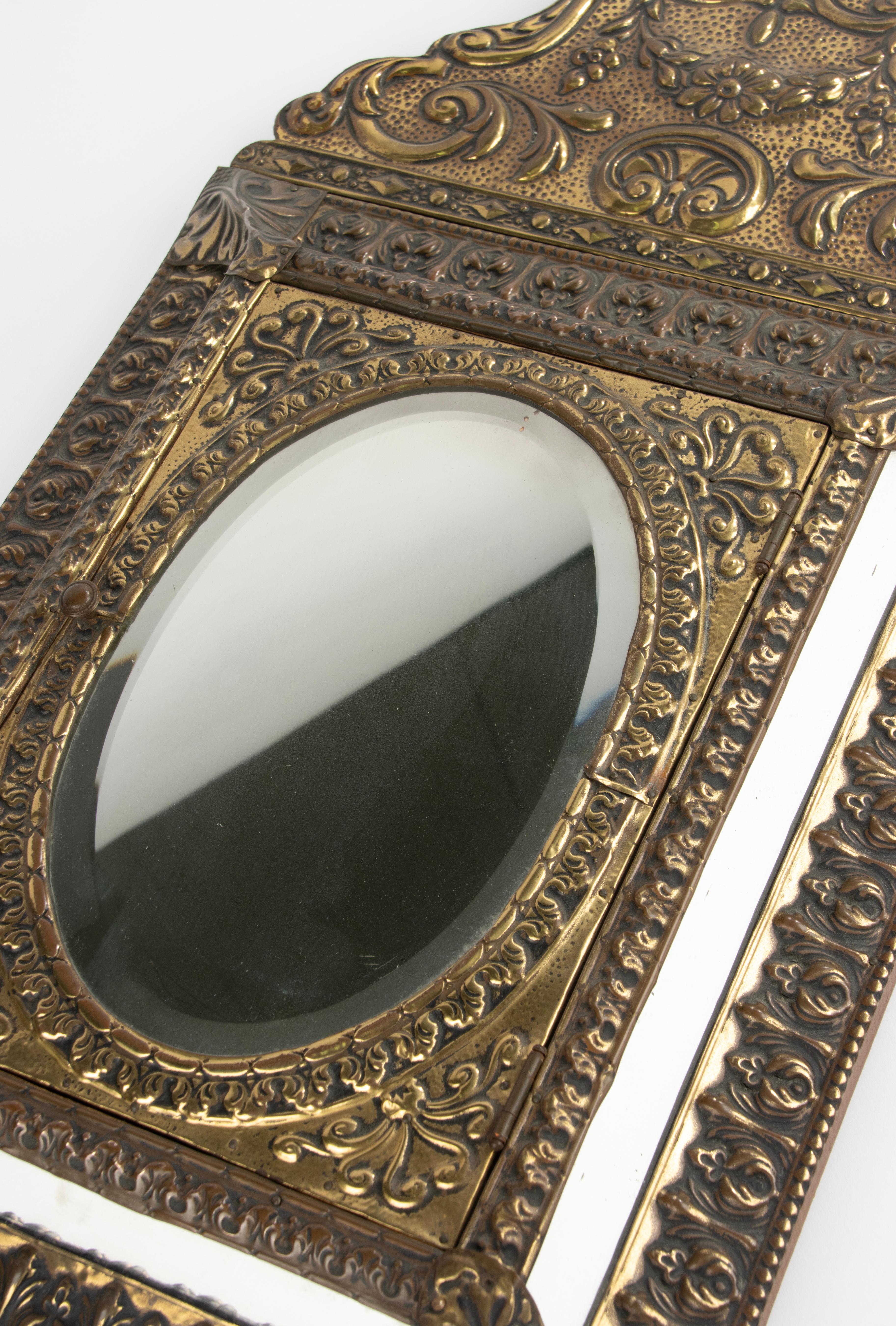 Inizio XX secolo Antique Mirror in ottone goffrato in stile rinascimentale con spazzole in vendita