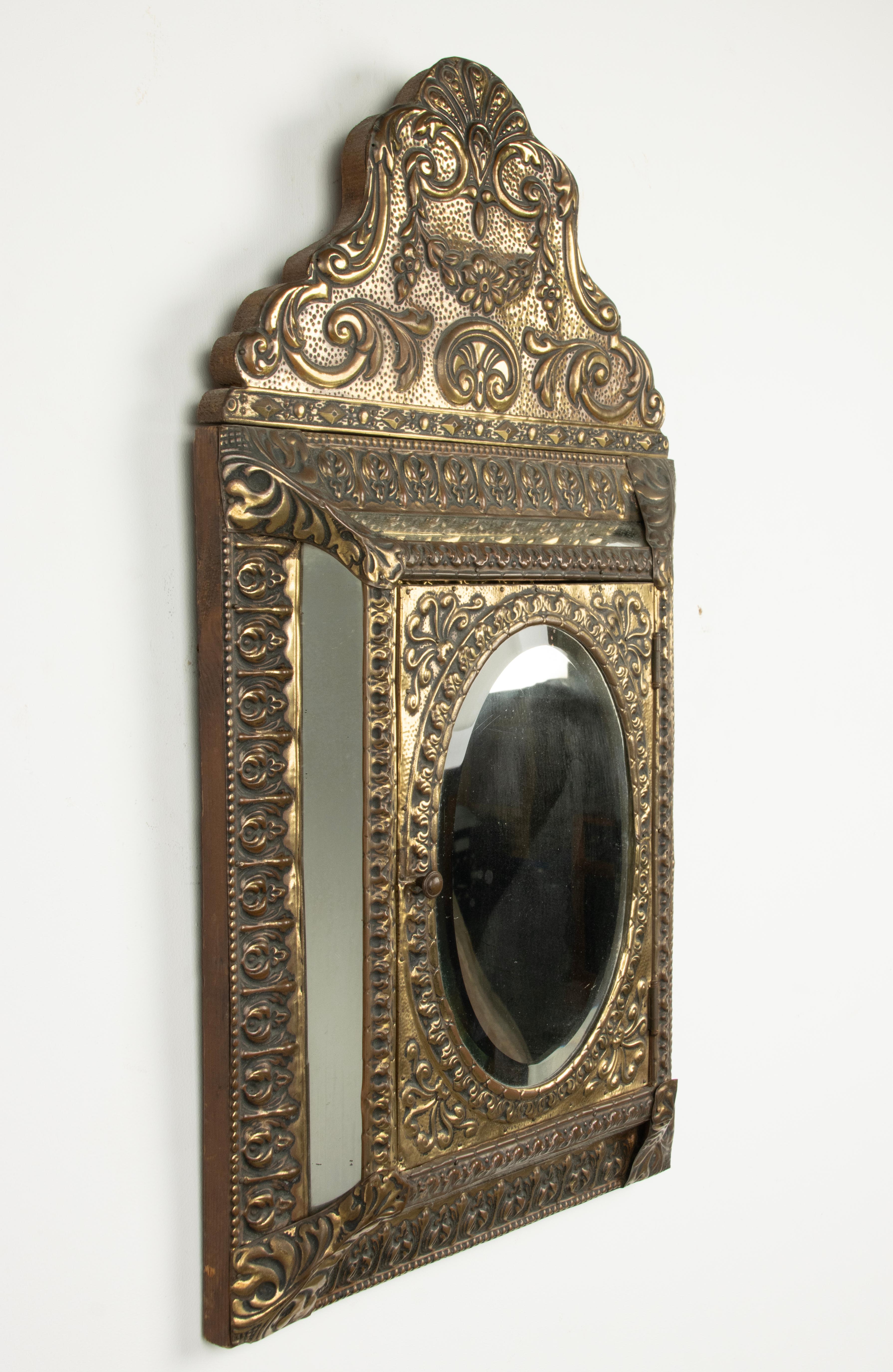 Ottone Antique Mirror in ottone goffrato in stile rinascimentale con spazzole in vendita