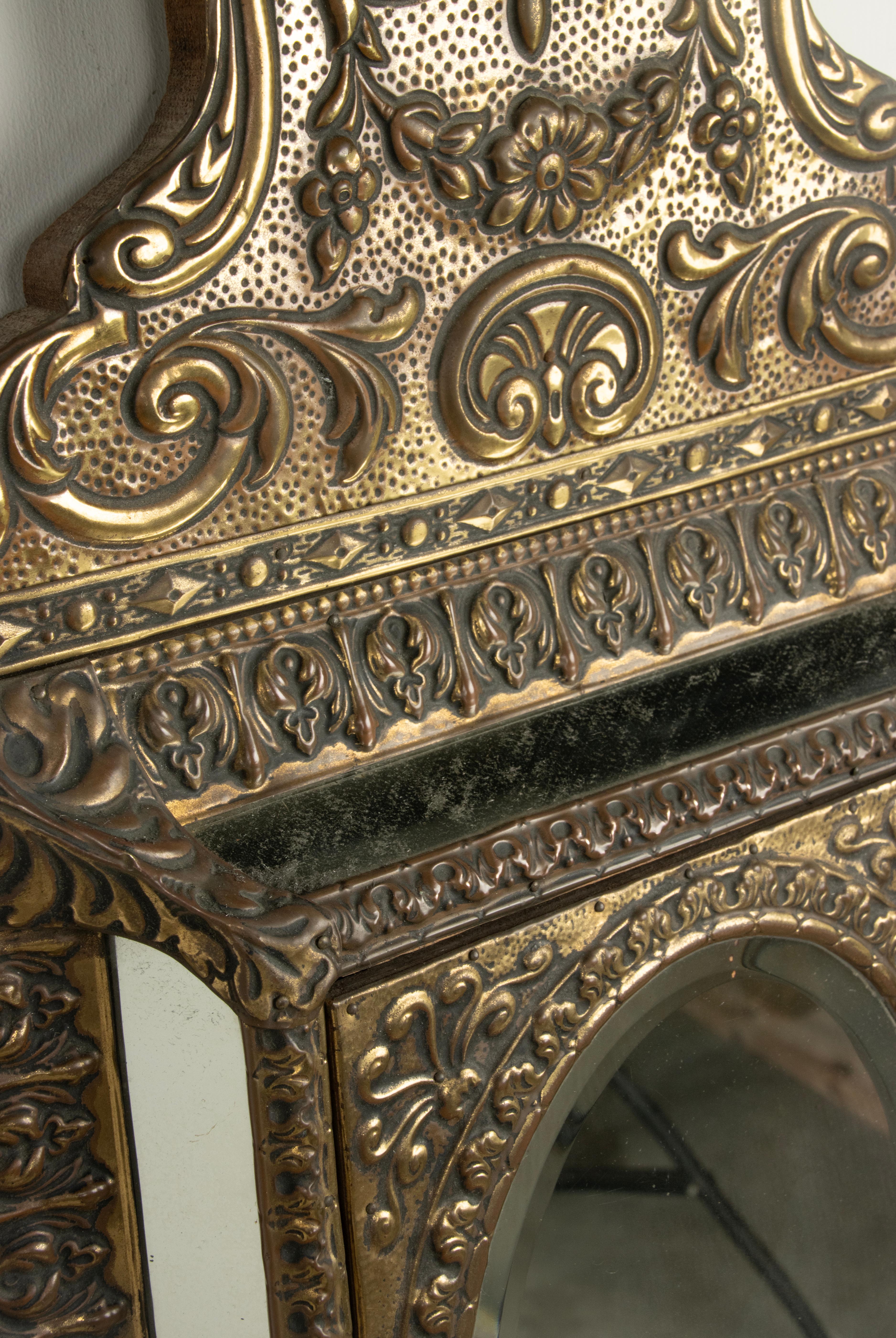 Antique Mirror in ottone goffrato in stile rinascimentale con spazzole in vendita 1