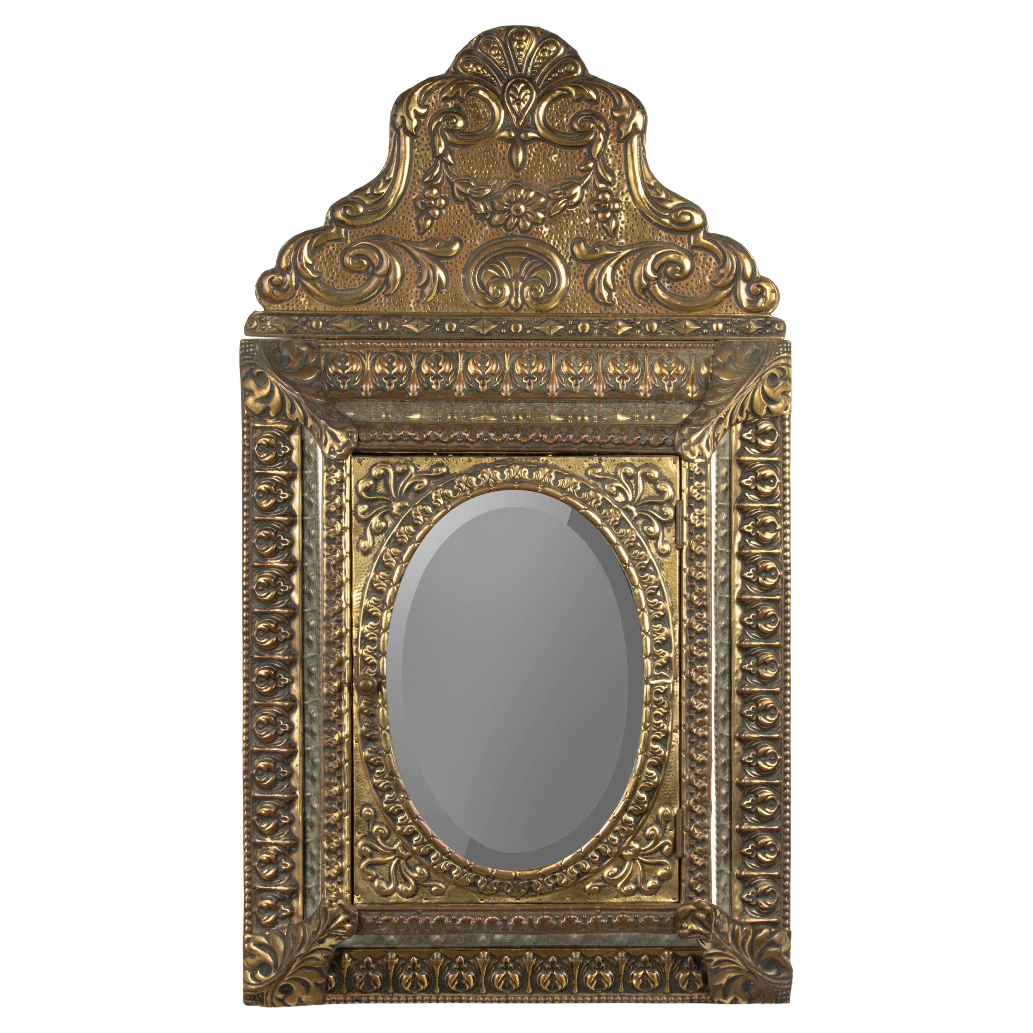 Antique Mirror in ottone goffrato in stile rinascimentale con spazzole