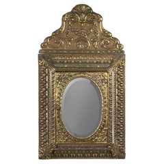 Antiker Wandspiegel im Renaissance-Stil aus Messing mit geprägtem Messing und Bürsten