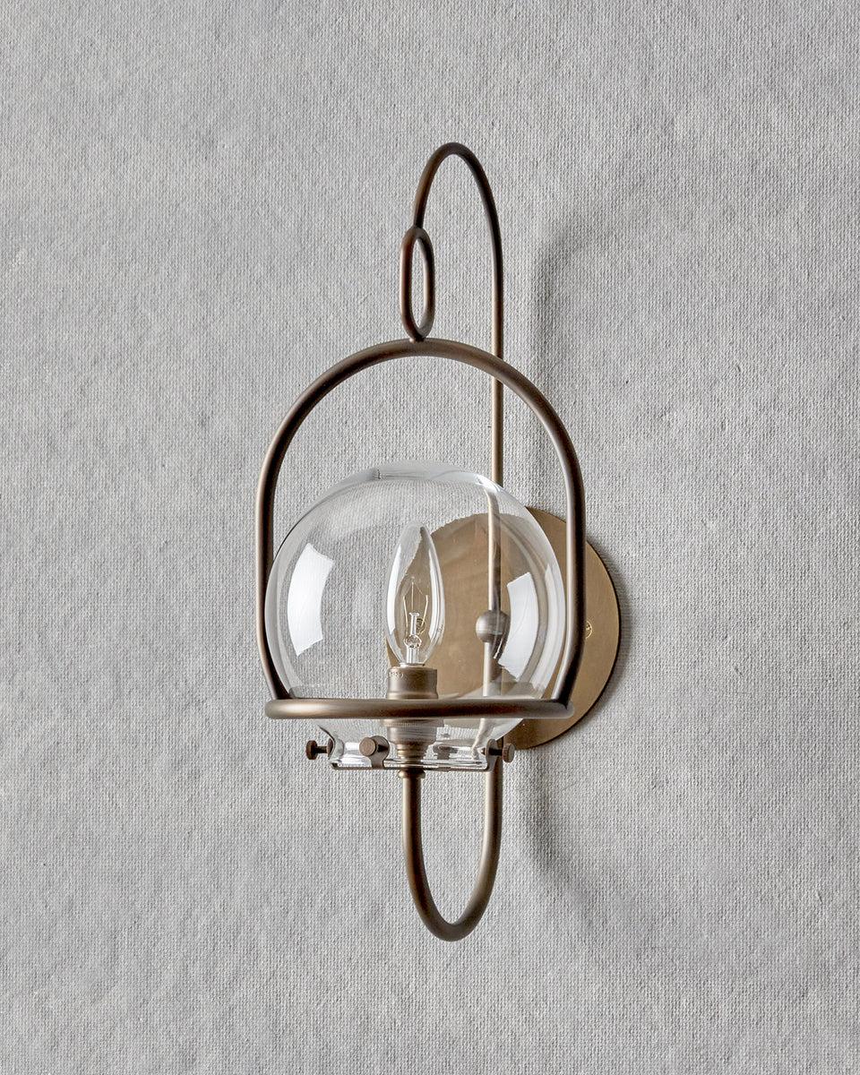 Américain Lanterne Emil en laiton antique - Petite en vente