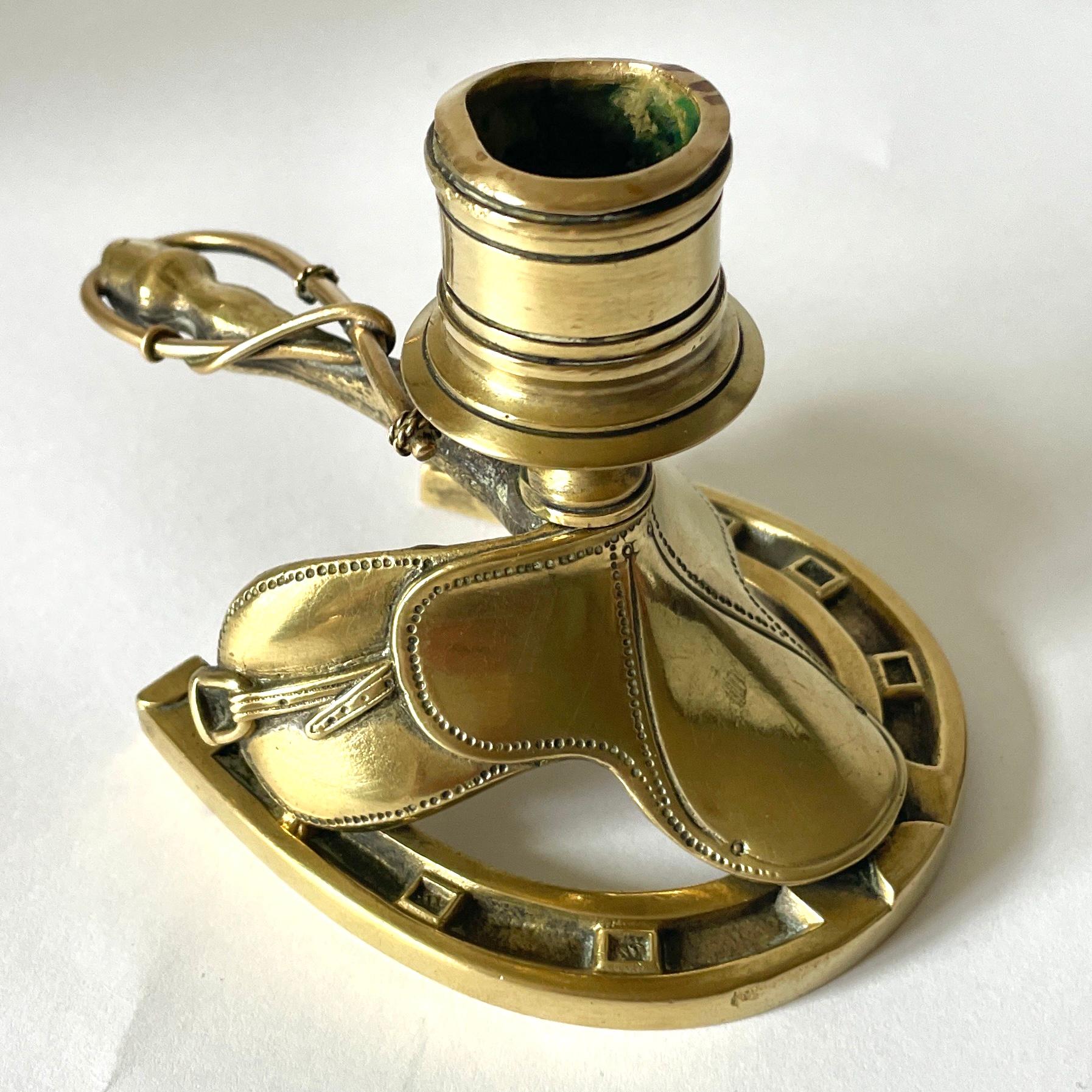 

Bougeoir ancien en laiton à thème équestre, fin du 19e siècle

Évoquant l'élégance et le romantisme du monde équestre, ce chandelier en laiton de la fin du XIXe siècle est une célébration de l'artisanat et de la tradition sportive. Le design