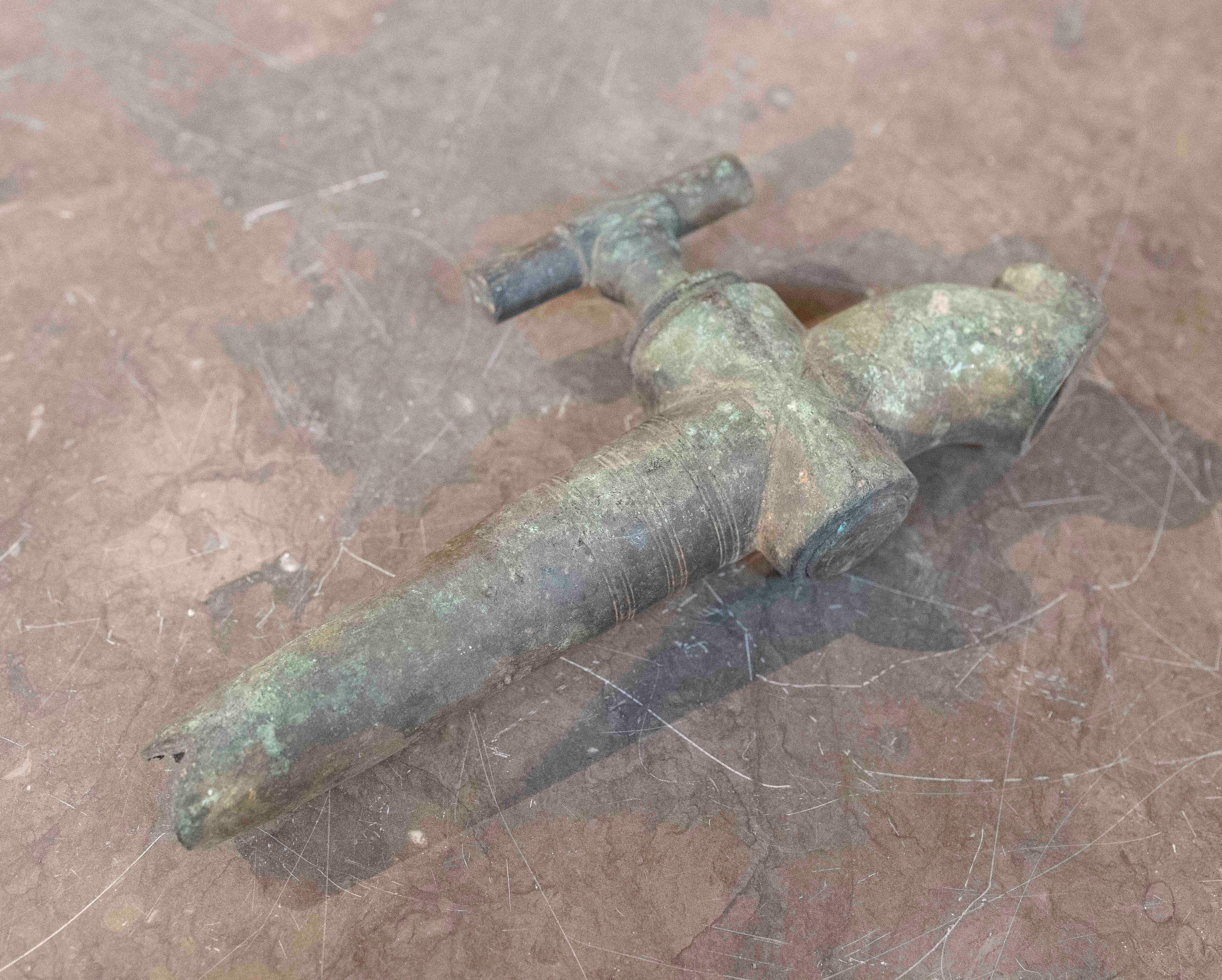 Robinet ancien en laiton massif avec une finition vieillie caractéristique et une patine naturelle verdâtre résultant de l'oxydation au fil du temps, mettant en évidence son authenticité et sa valeur historique.

Sa conception fonctionnelle comprend