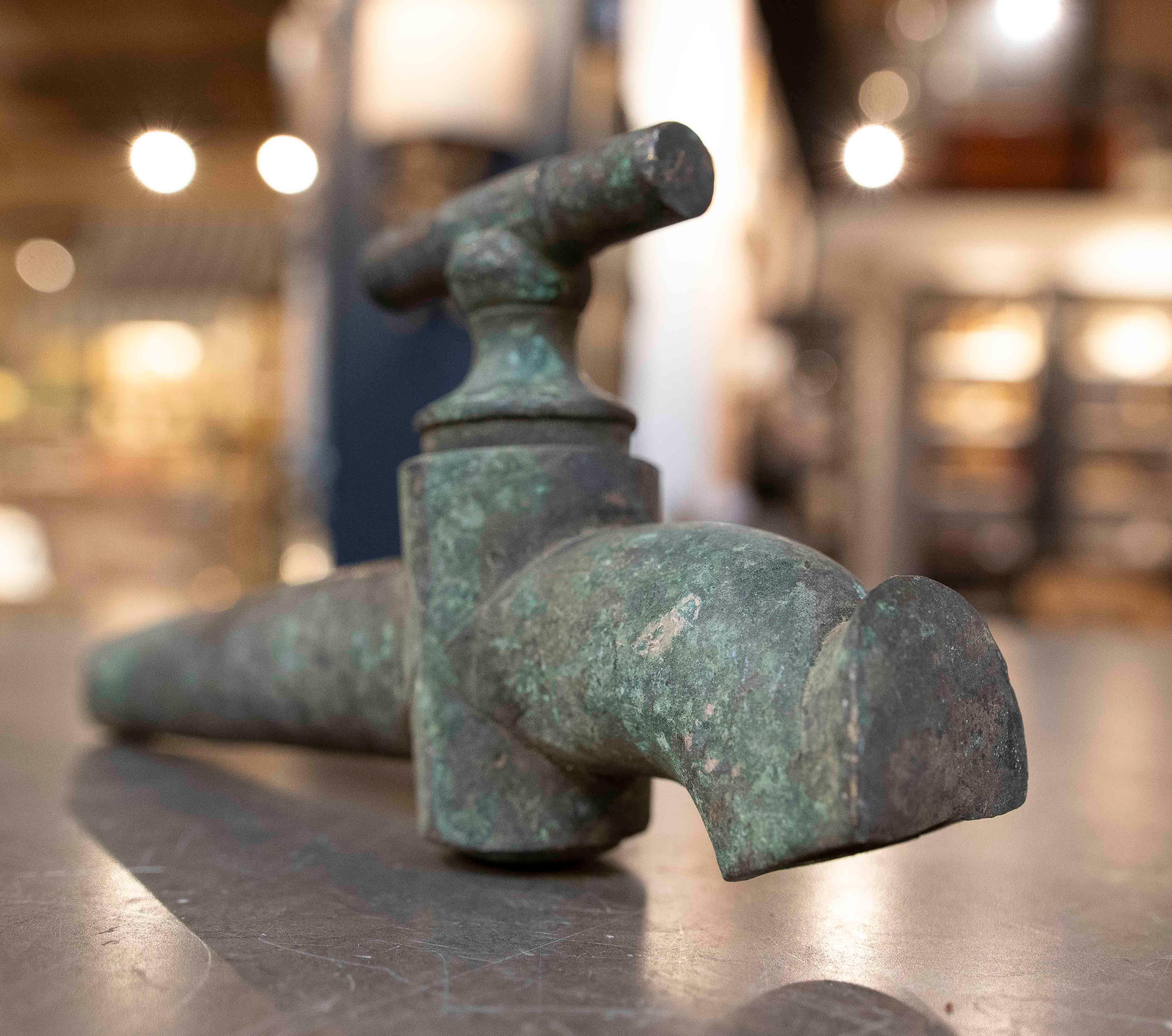 Espagnol Robinet en laiton antique avec patine naturelle et buse spéciale en vente