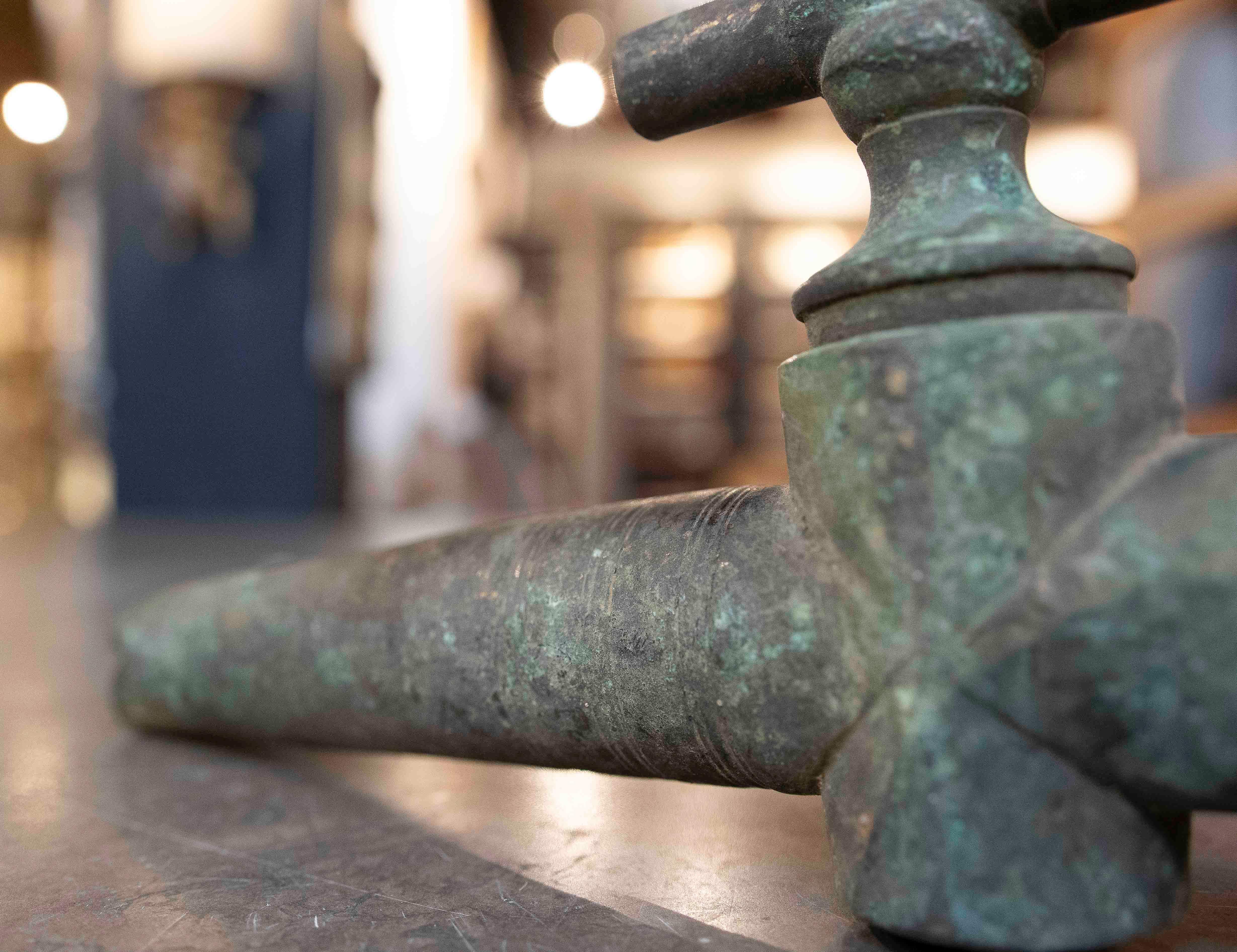 Robinet en laiton antique avec patine naturelle et buse spéciale Bon état - En vente à Marbella, ES