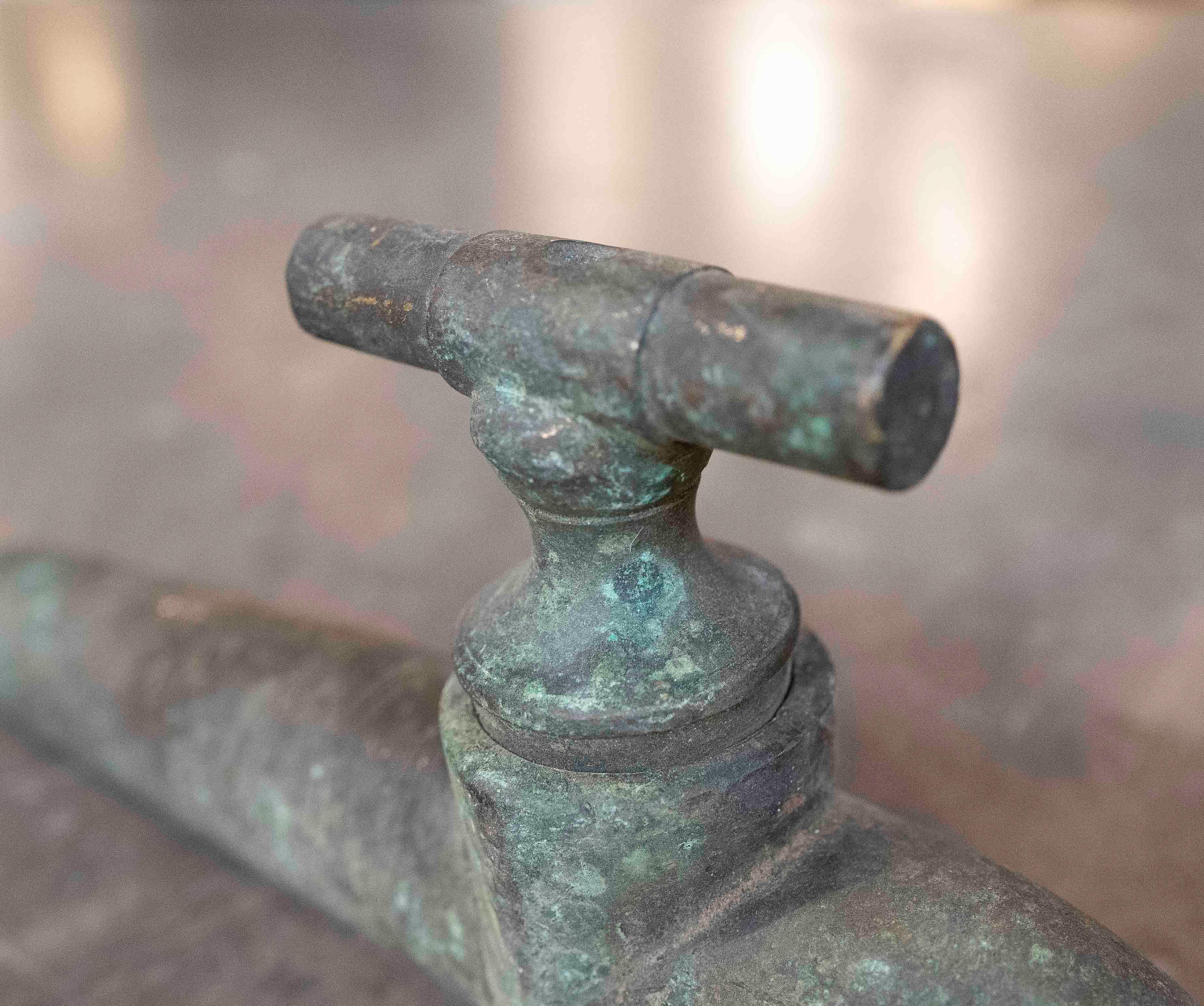 20ième siècle Robinet en laiton antique avec patine naturelle et buse spéciale en vente