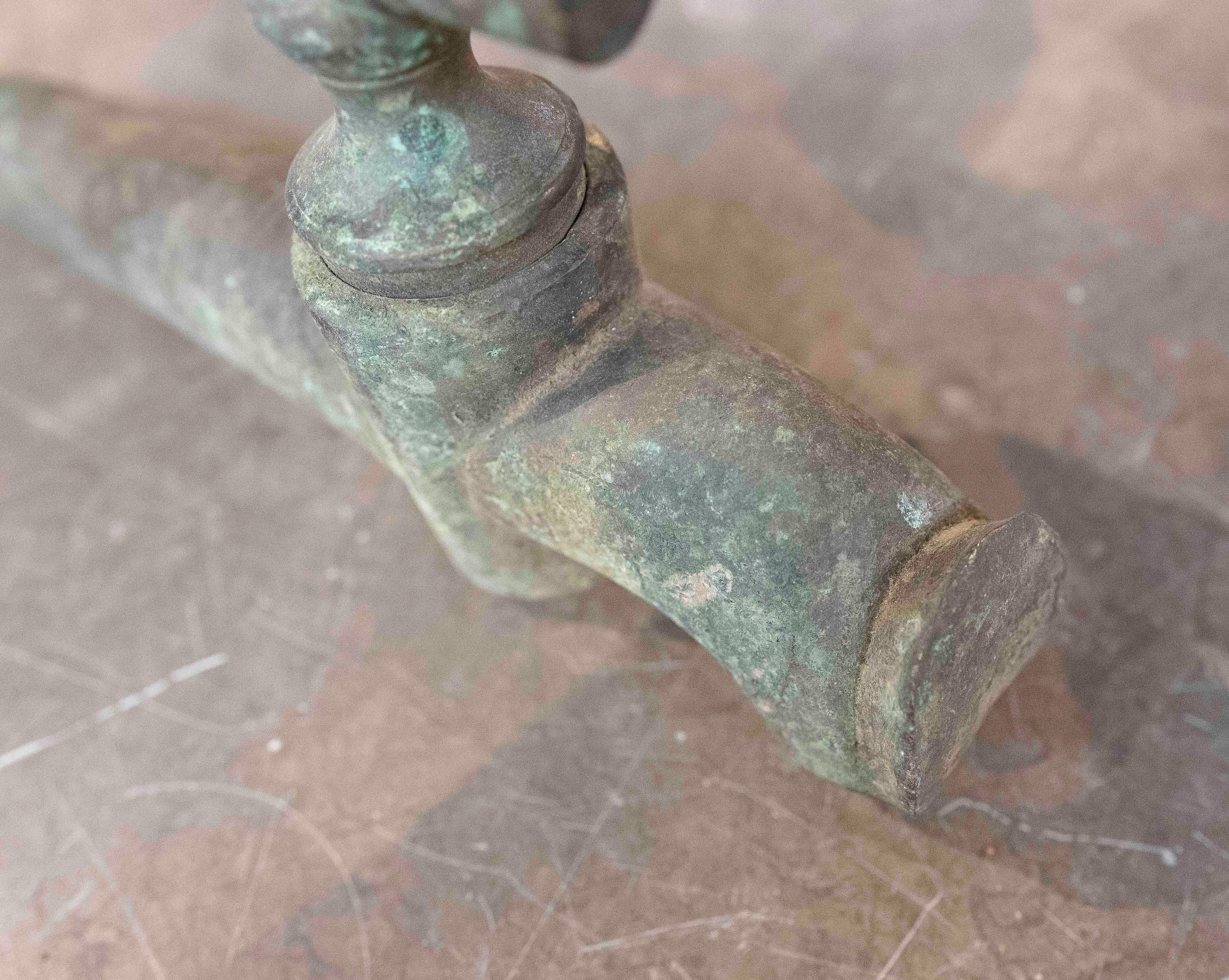 Robinet en laiton antique avec patine naturelle et buse spéciale en vente 3