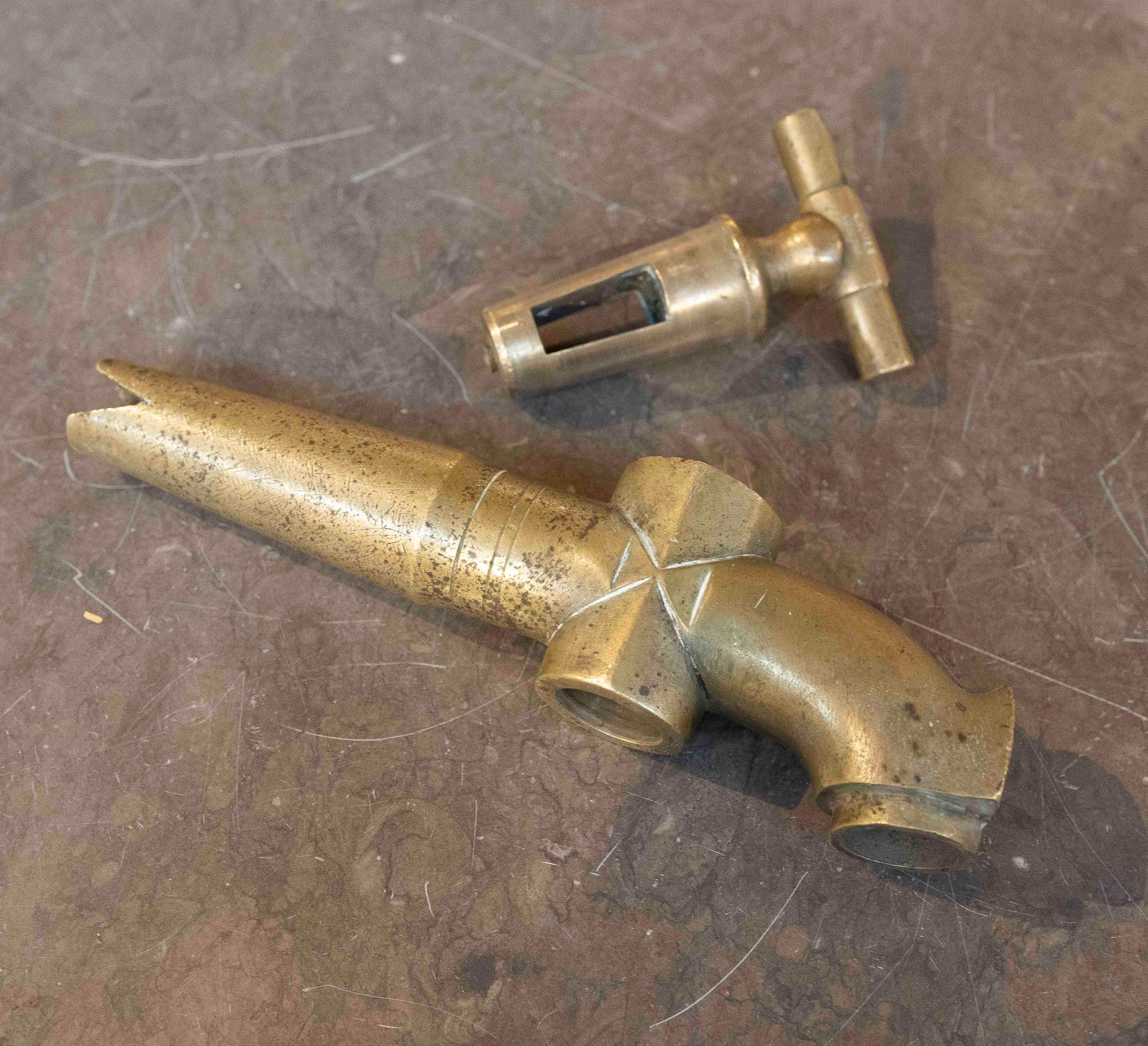 Rubinetto in ottone antico con ugello speciale e chiave a T in vendita 8
