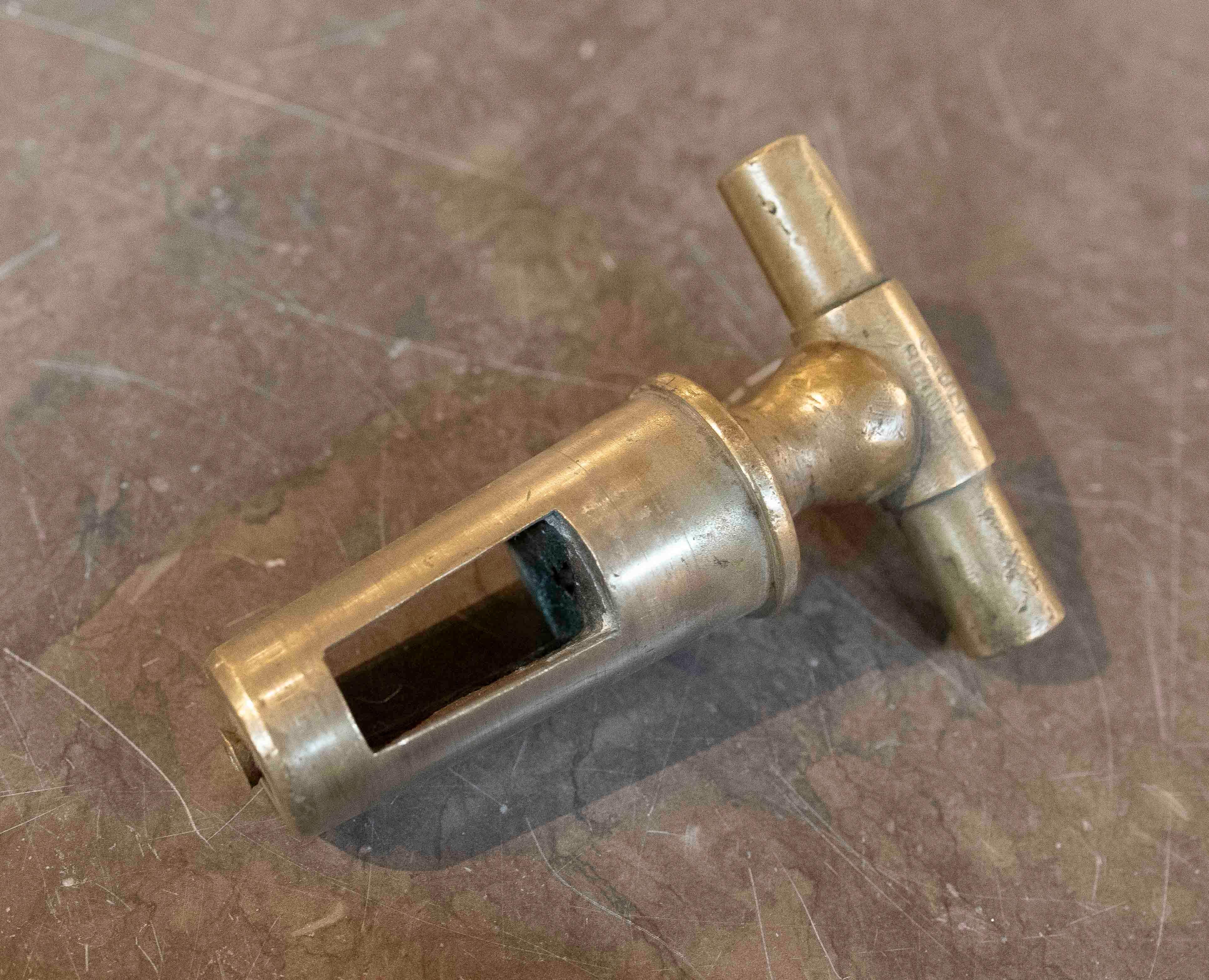 Rubinetto in ottone antico con ugello speciale e chiave a T in vendita 9