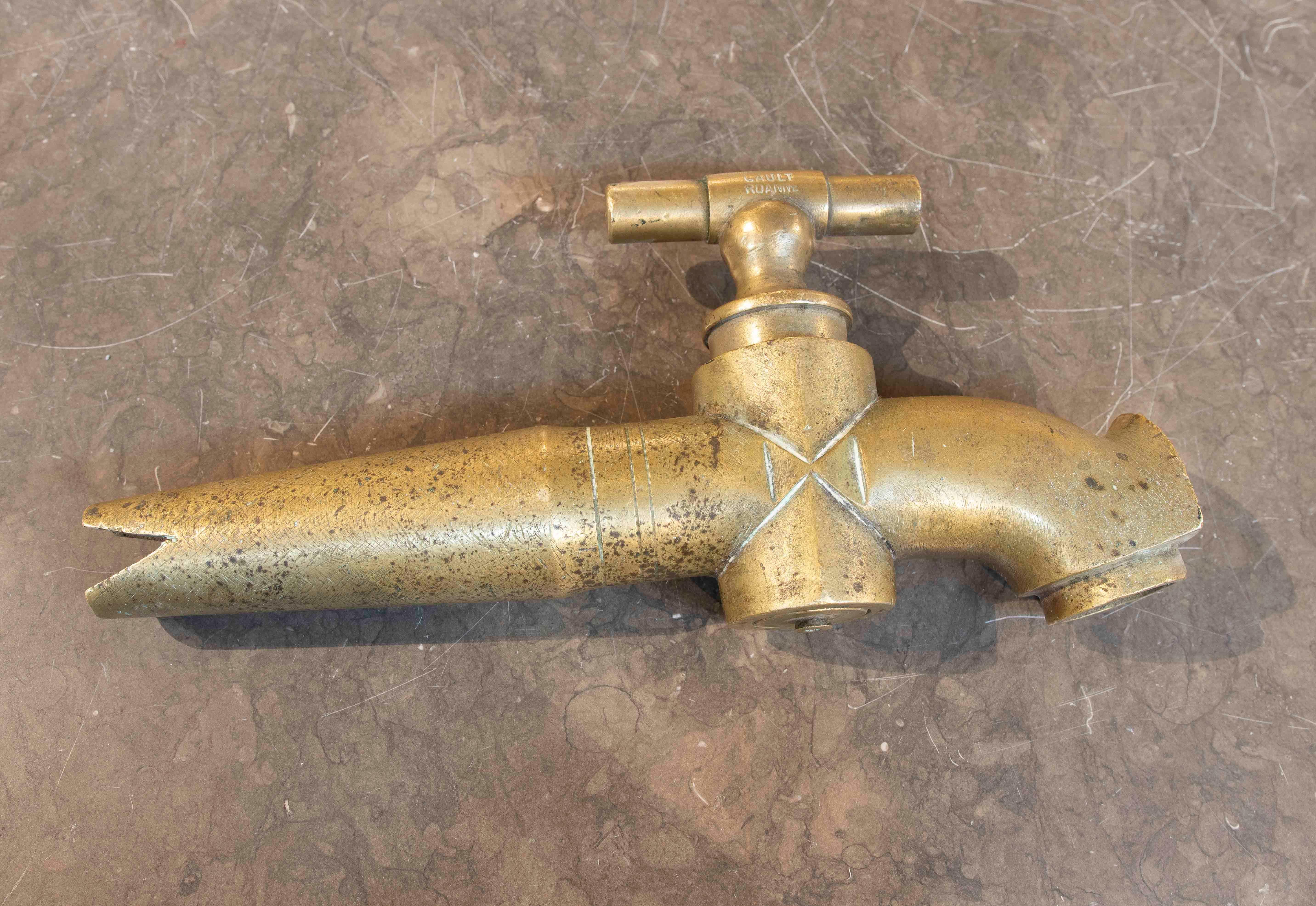 Rubinetto antico in ottone massiccio, progettato per applicazioni industriali, agricole o decorative. La sua robusta struttura presenta una finitura invecchiata con una patina naturale che ne evidenzia l'autenticità e la durata.

Si distingue per il