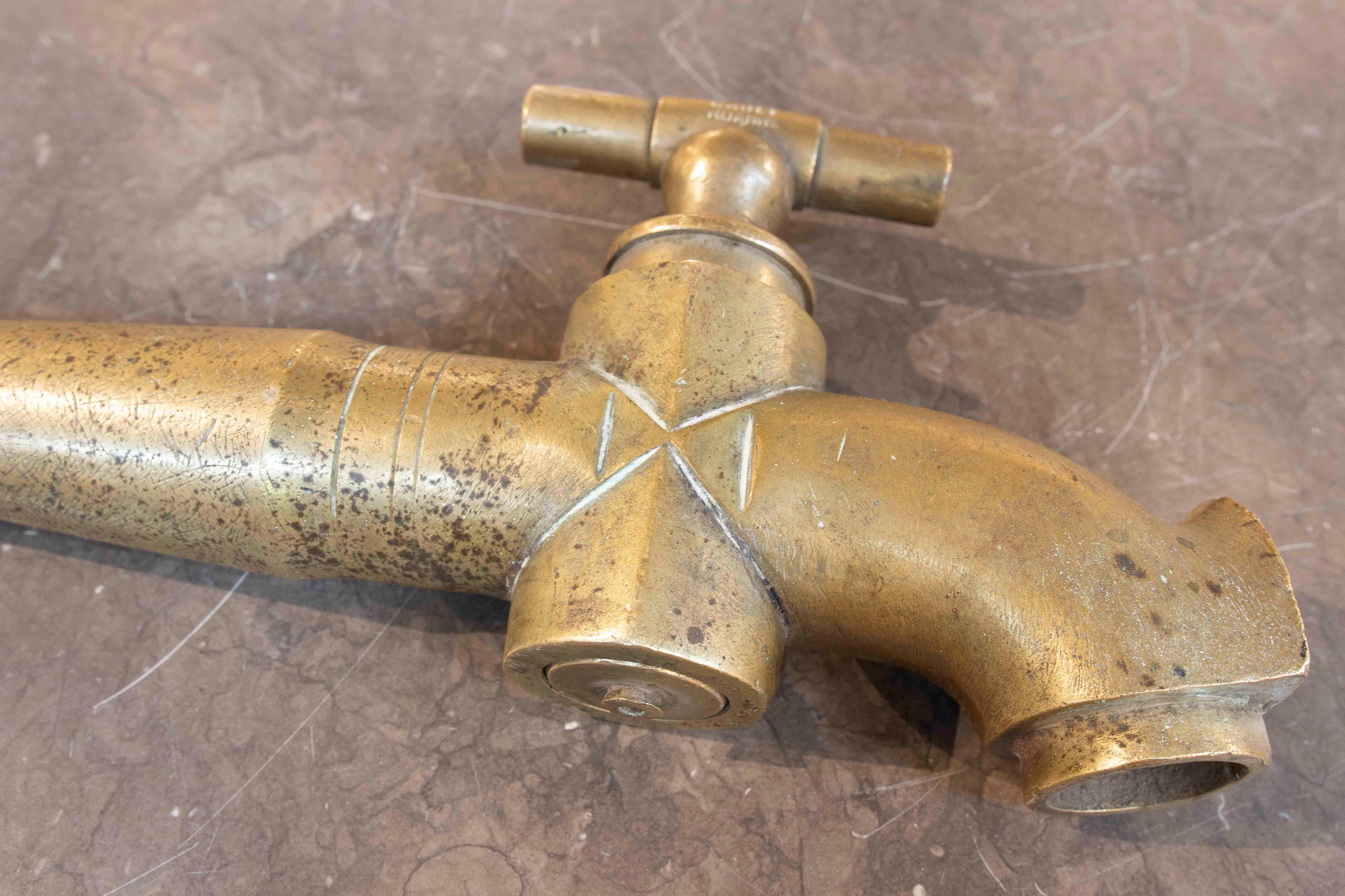 Bronzo Rubinetto in ottone antico con ugello speciale e chiave a T in vendita