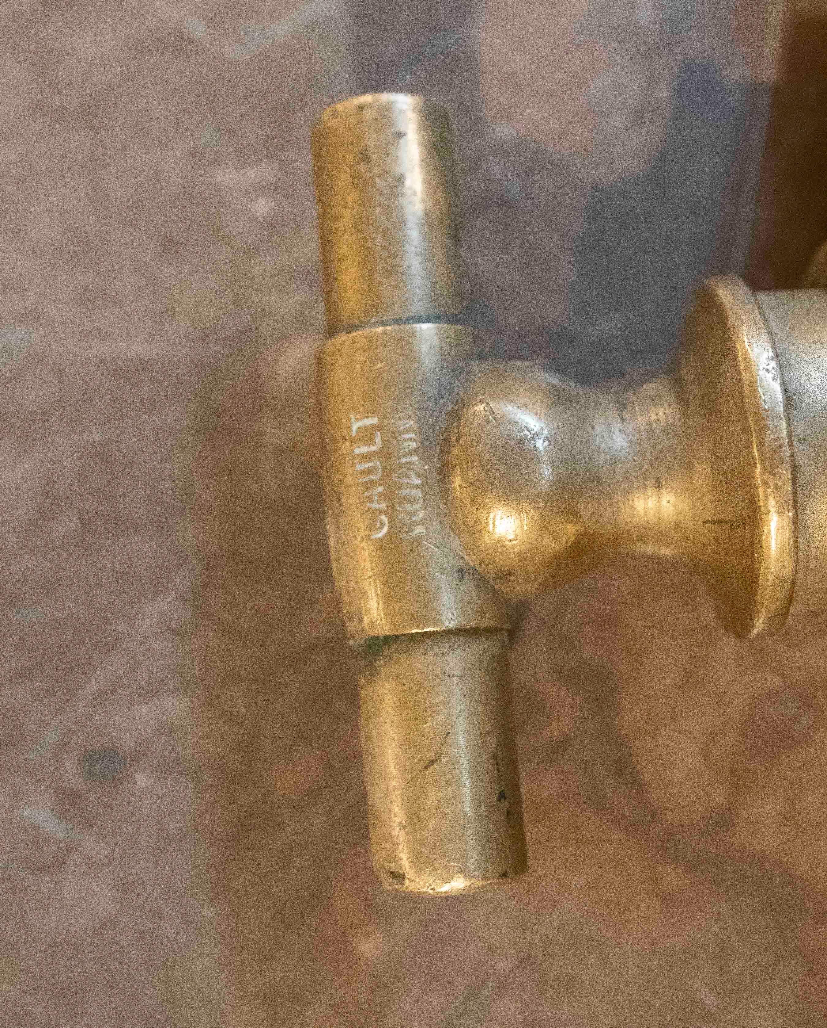 Rubinetto in ottone antico con ugello speciale e chiave a T in vendita 2