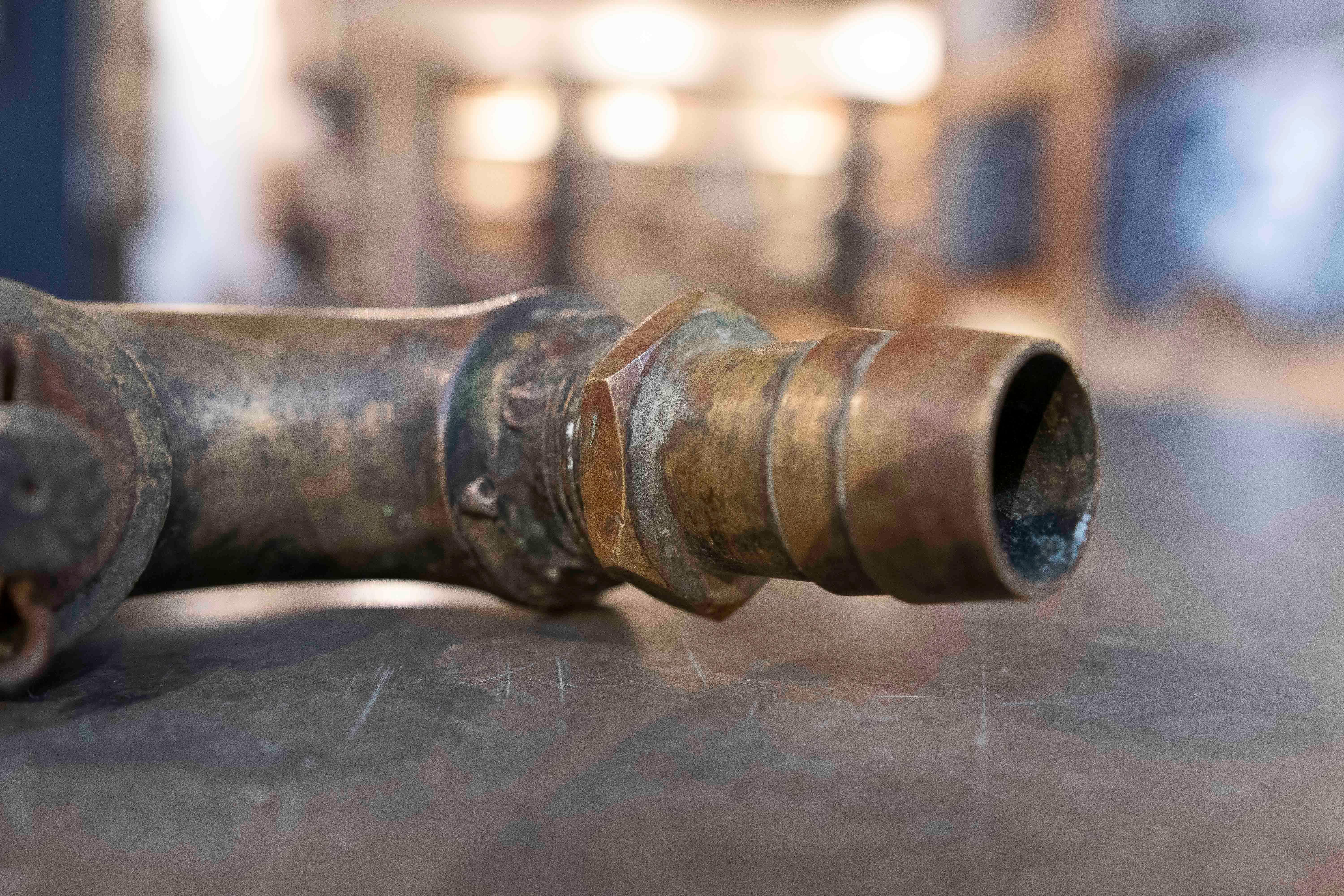 Rubinetto in ottone antico con filettatura e uscita ad angolo in vendita 5
