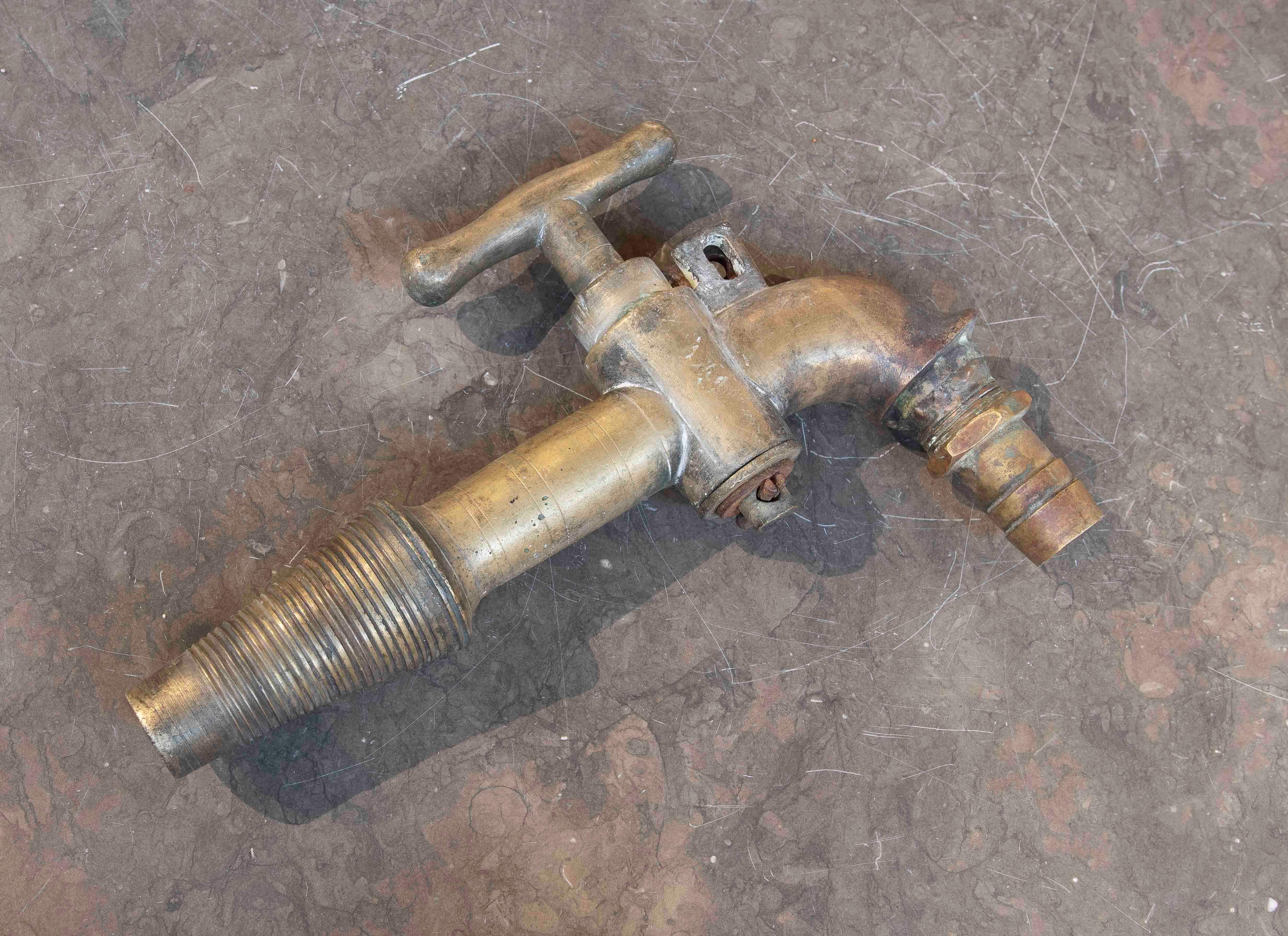 Rubinetto antico in ottone massiccio, progettato con una struttura robusta e una finitura antica che ne evidenzia l'autenticità e la durata. Il suo design funzionale comprende una maniglia a forma di T per una facile manipolazione, una filettatura