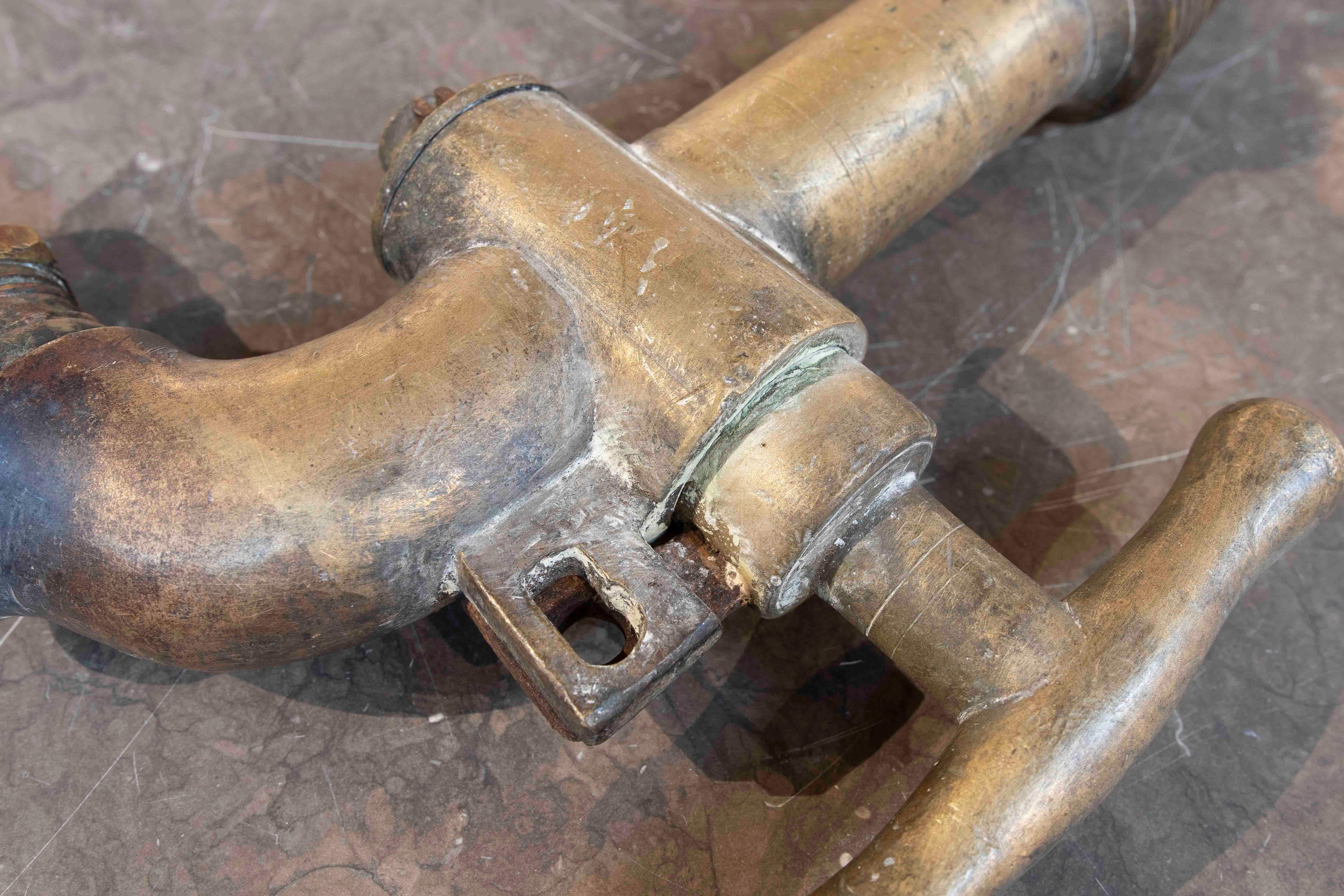Rubinetto in ottone antico con filettatura e uscita ad angolo in vendita 2