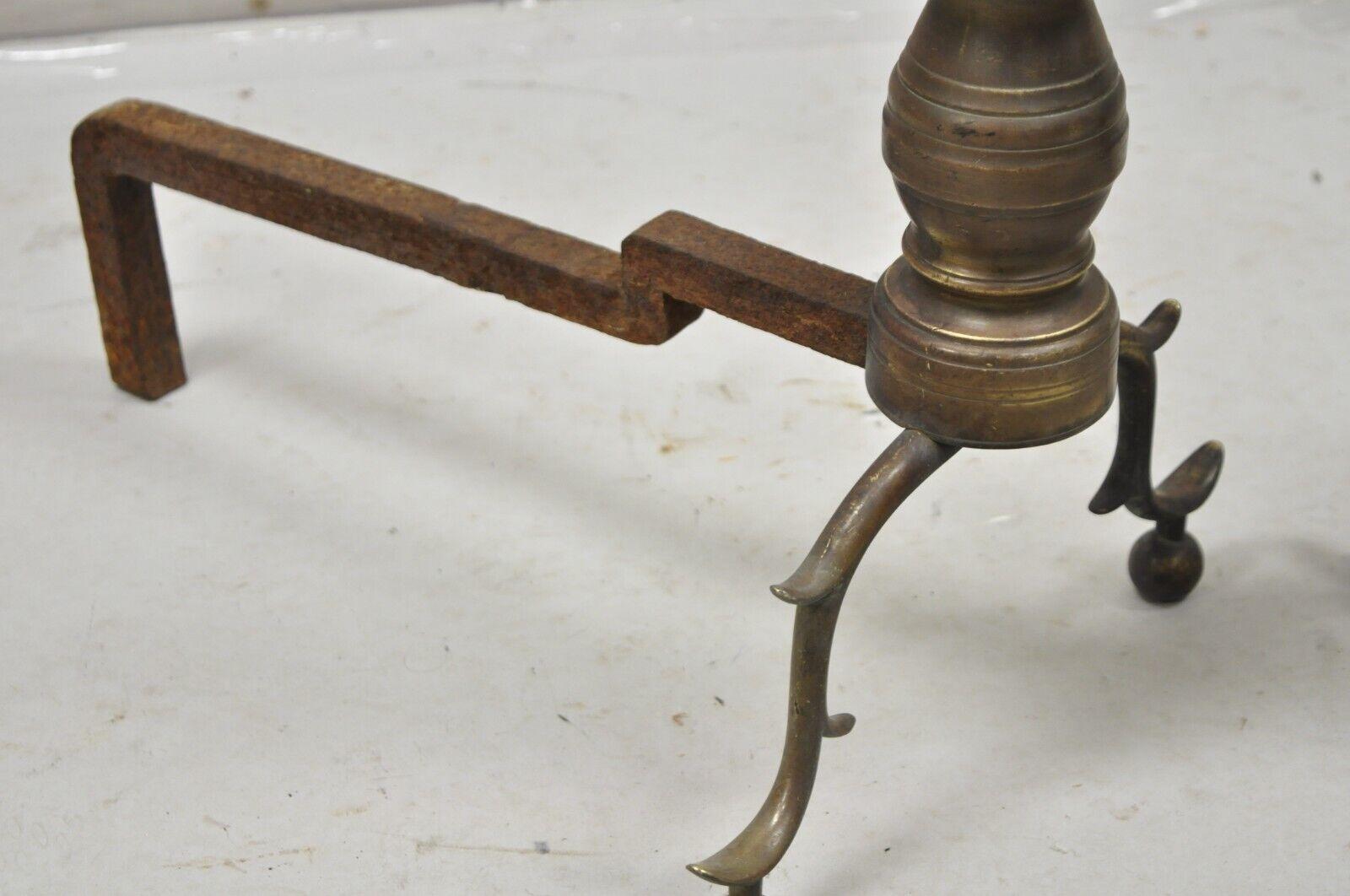 Andirones de hierro fundido con remate de pata de rama federal de latón antiguo - un par en venta 4