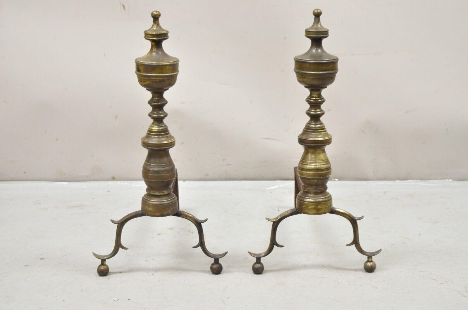 Ancienne paire de chenets en fonte en laiton avec embout d'urne et branche Feder. Circa 19ème siècle. Dimensions : 24