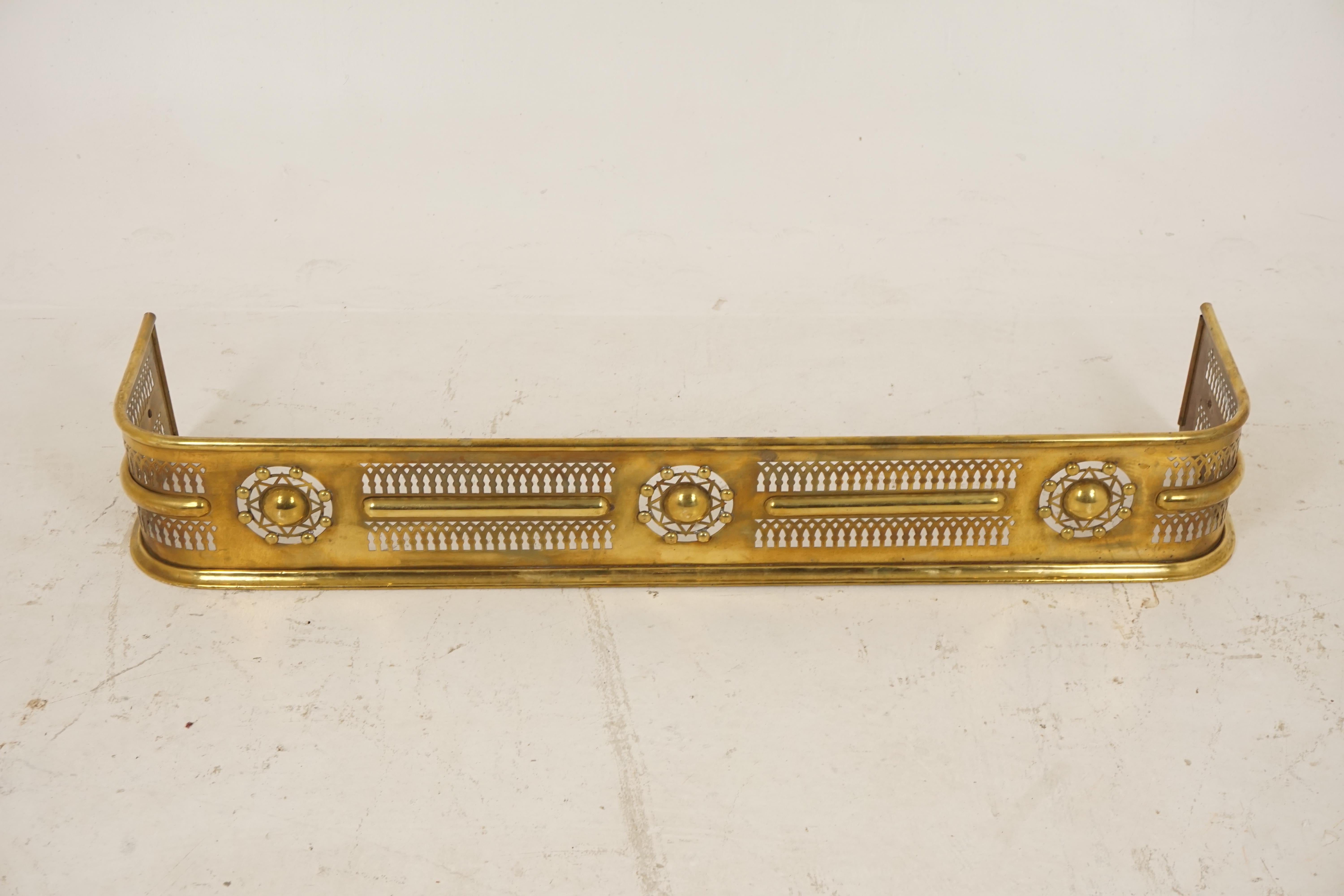 Antique brass fireplace surround, fender hearth guard, Scotland 1900, B2095

Scotland 1900
Brass
Pierced front with three circular motifs
Rounded ends
Wonderful brass embellishments
Signs of use and wear 



Measures: 47.5