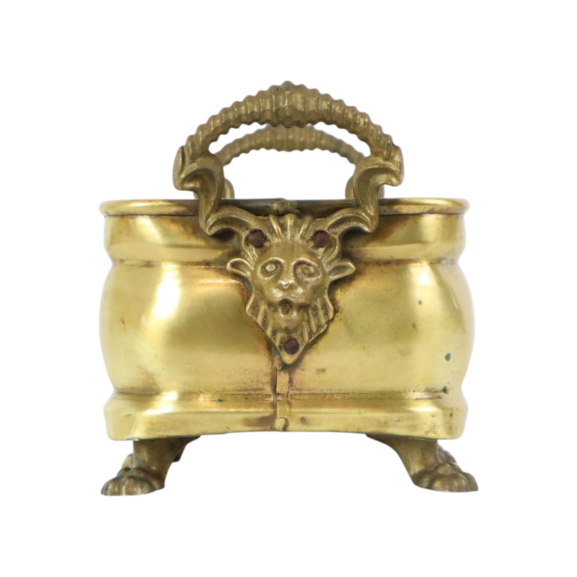 Antique square brass flower box, planter with 2 handles, claw feet and lion heads, late 19th century, France.

Cute and authentic planter made of yellow copper, the piece is slightly polished and has a beautiful age patina.

In good antique