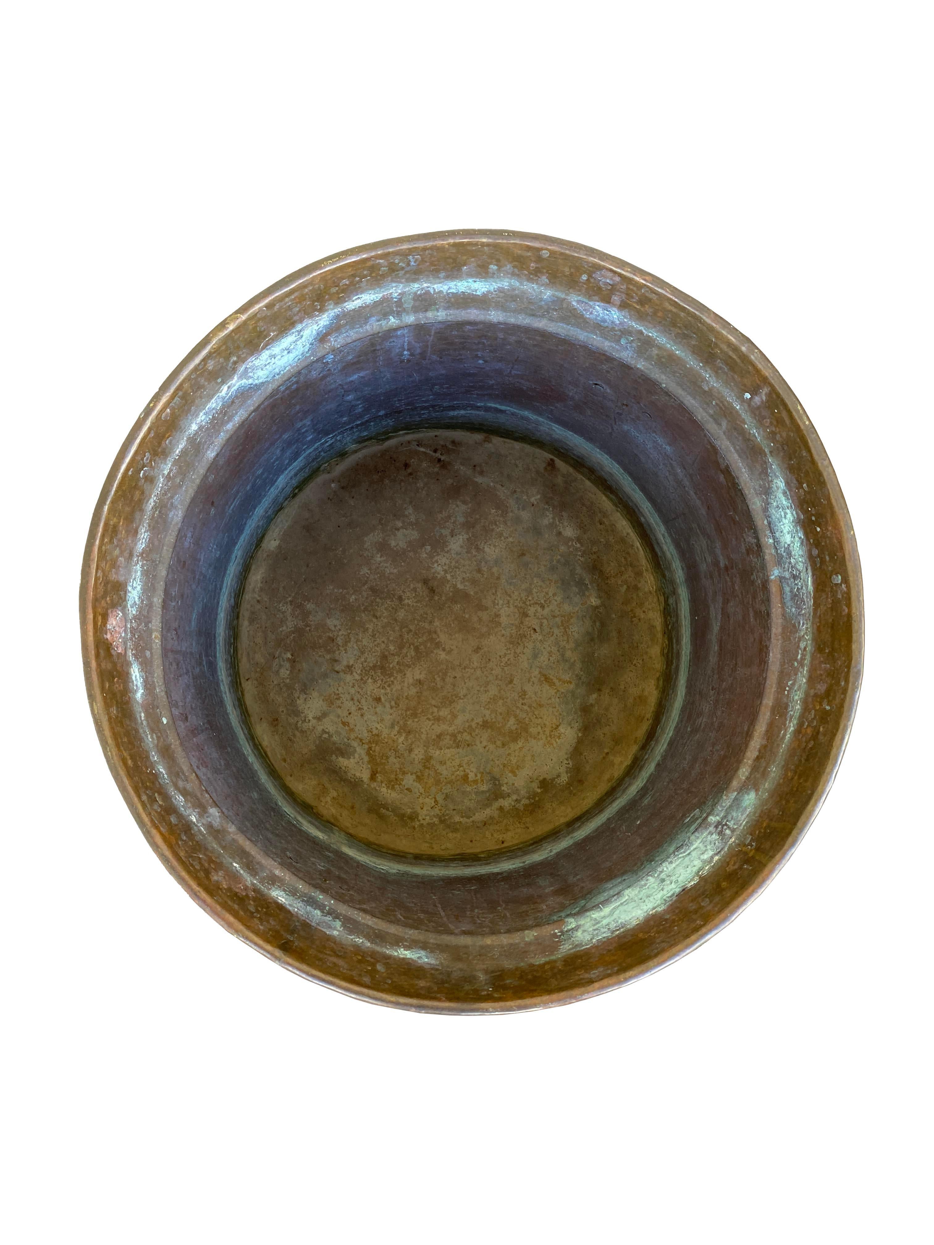 XX secolo Antico vaso da giardino con piede in ottone con motivi di leoni e anelli in vendita