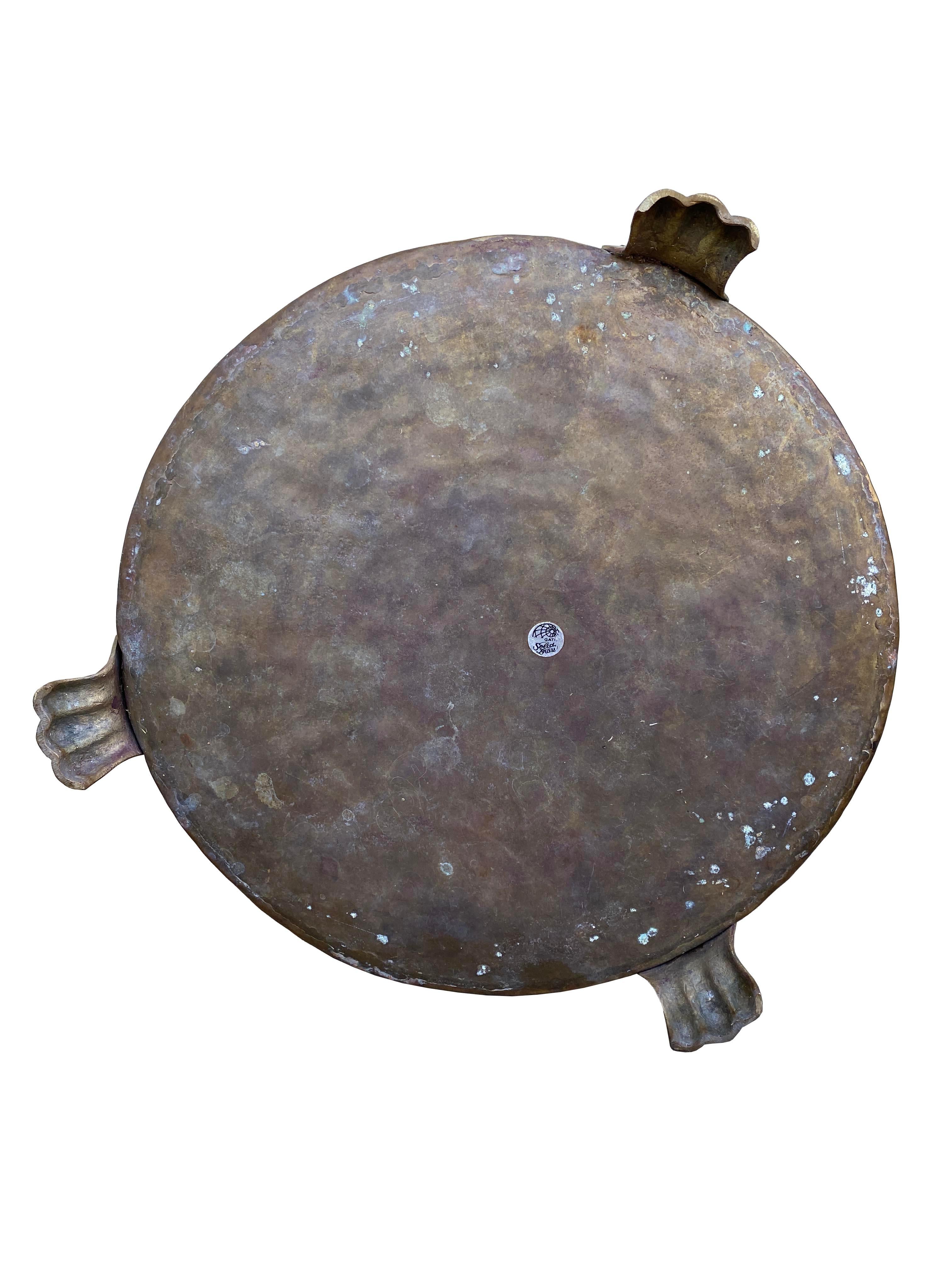 Ottone Antico vaso da giardino con piede in ottone con motivi di leoni e anelli in vendita