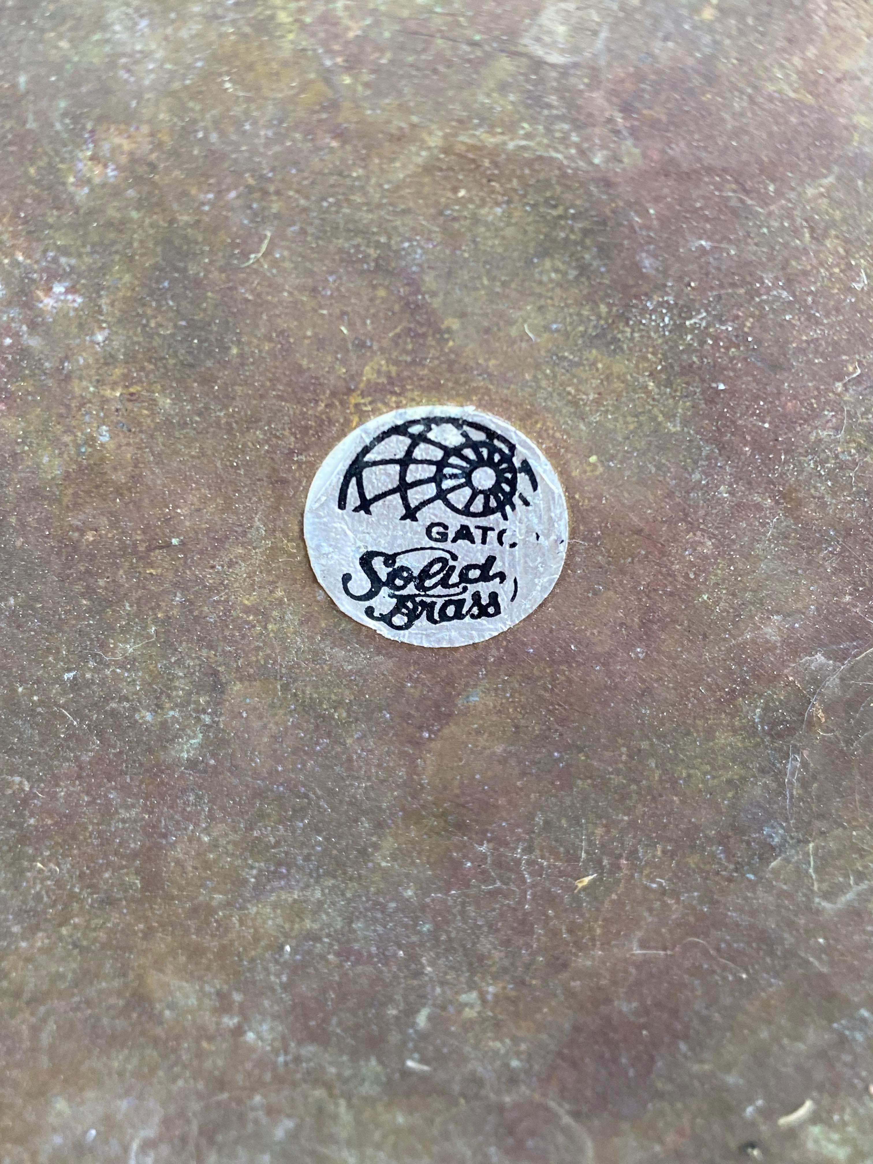 Antico vaso da giardino con piede in ottone con motivi di leoni e anelli in vendita 1