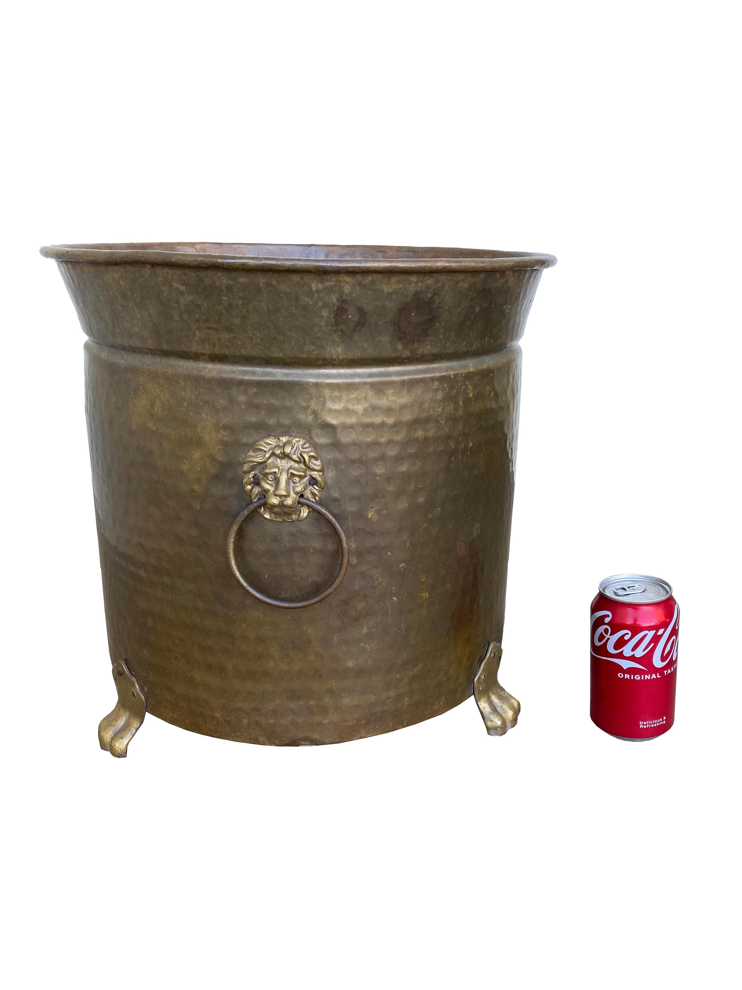 Antico vaso da giardino con piede in ottone con motivi di leoni e anelli in vendita 2