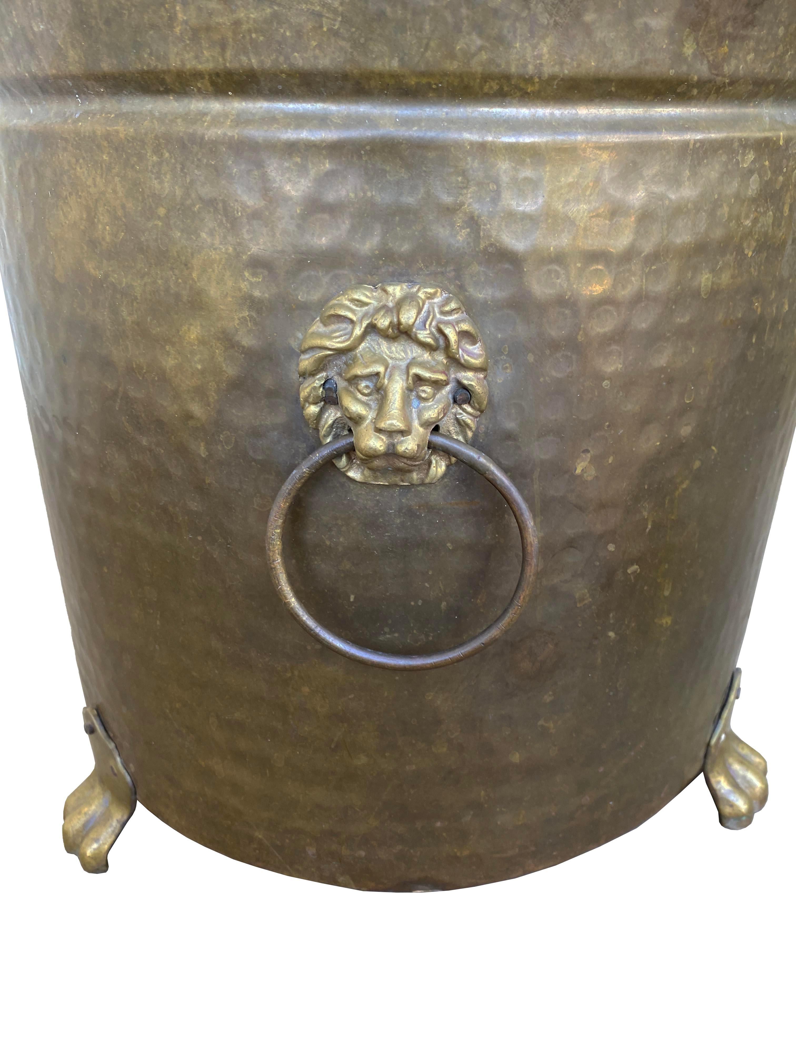 Martellato Antico vaso da giardino con piede in ottone con motivi di leoni e anelli in vendita