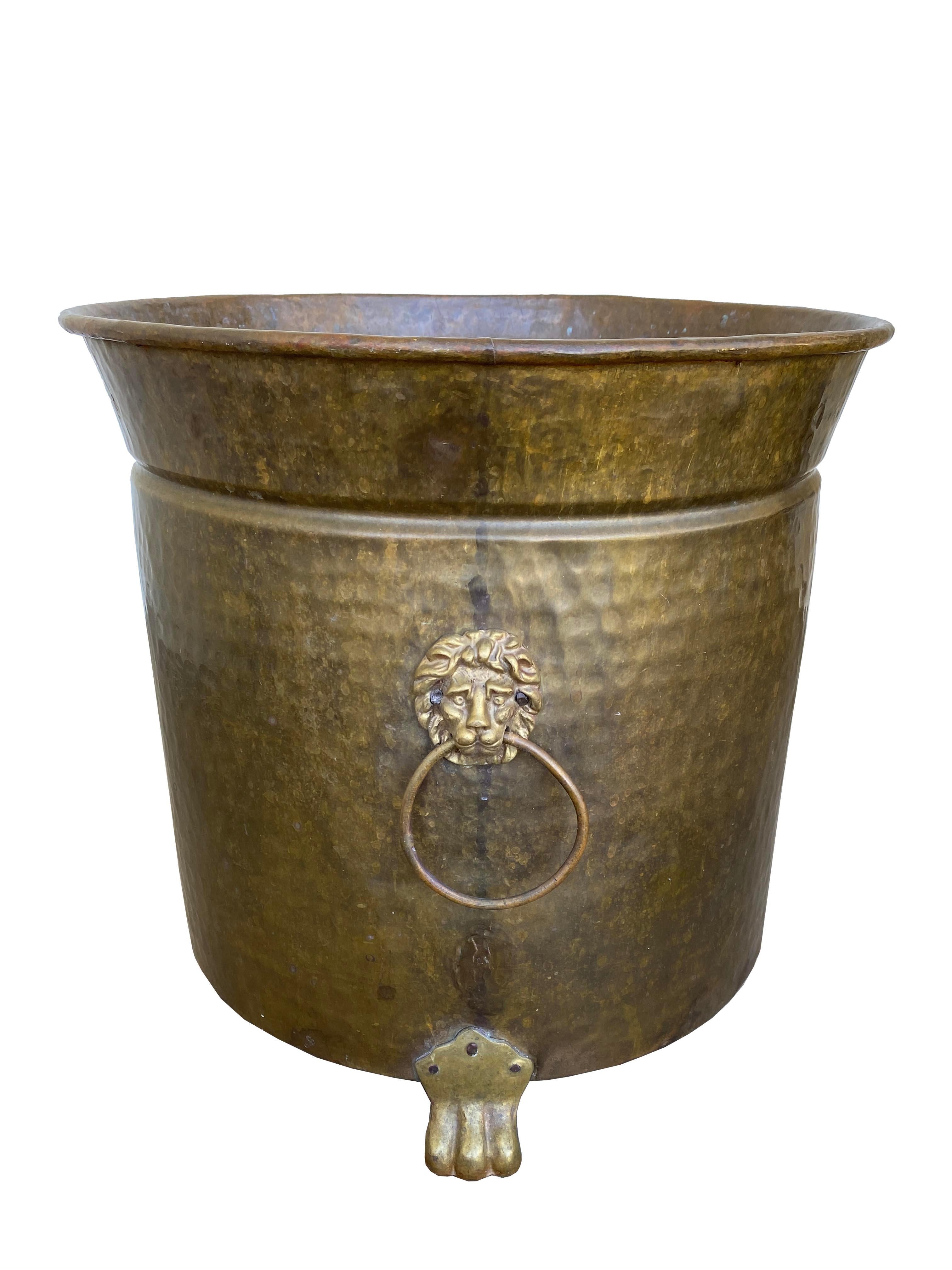 Antico vaso da giardino con piede in ottone con motivi di leoni e anelli

Lo sappiamo, è difficile trovare pezzi unici! Scopri i nostri annunci di nuovi prodotti, curati dal punto di vista di architetti e designer d'interni. THE TASTEMAKER SHOPPE