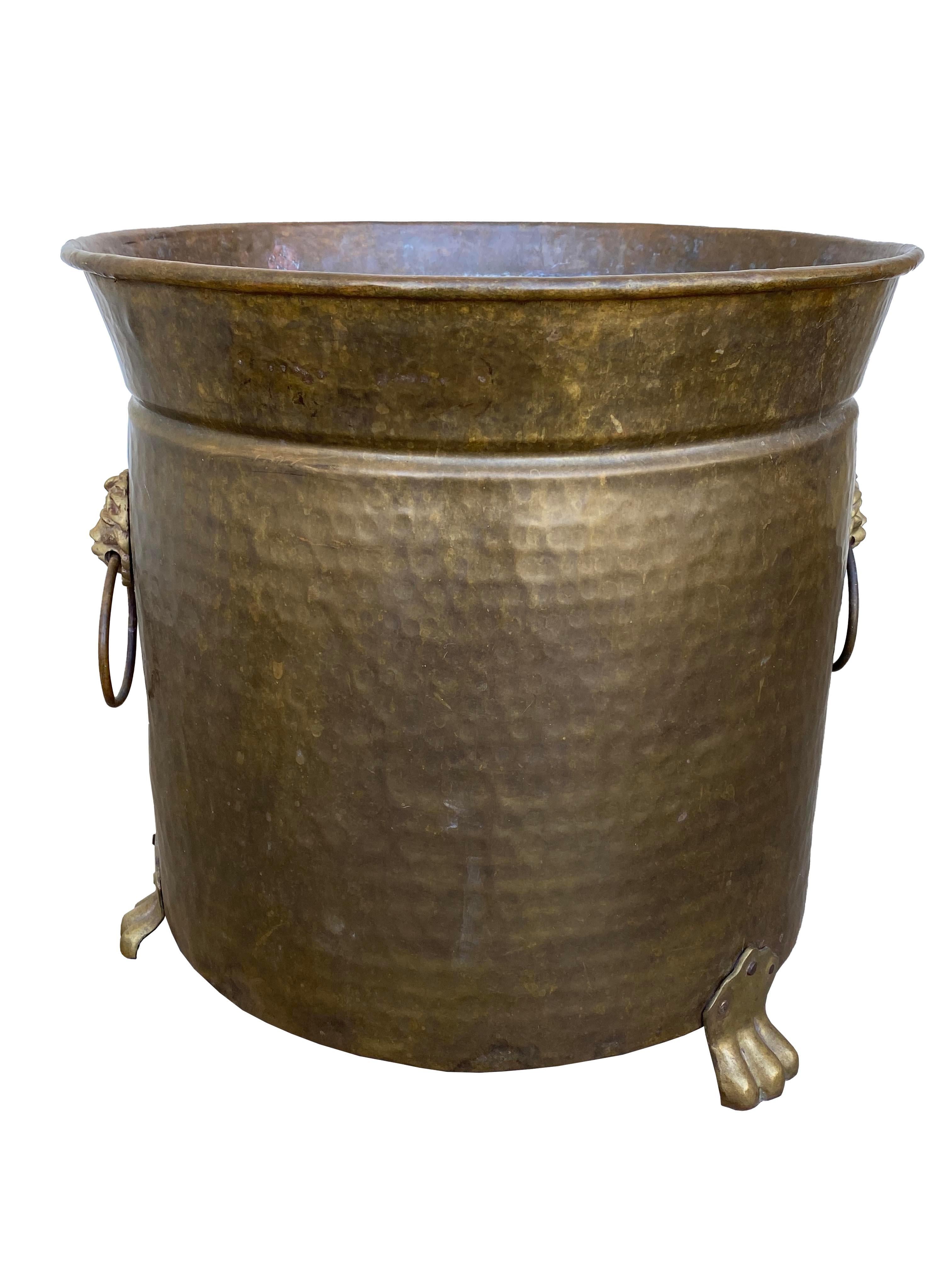 Antico vaso da giardino con piede in ottone con motivi di leoni e anelli In condizioni buone in vendita a Scottsdale, AZ