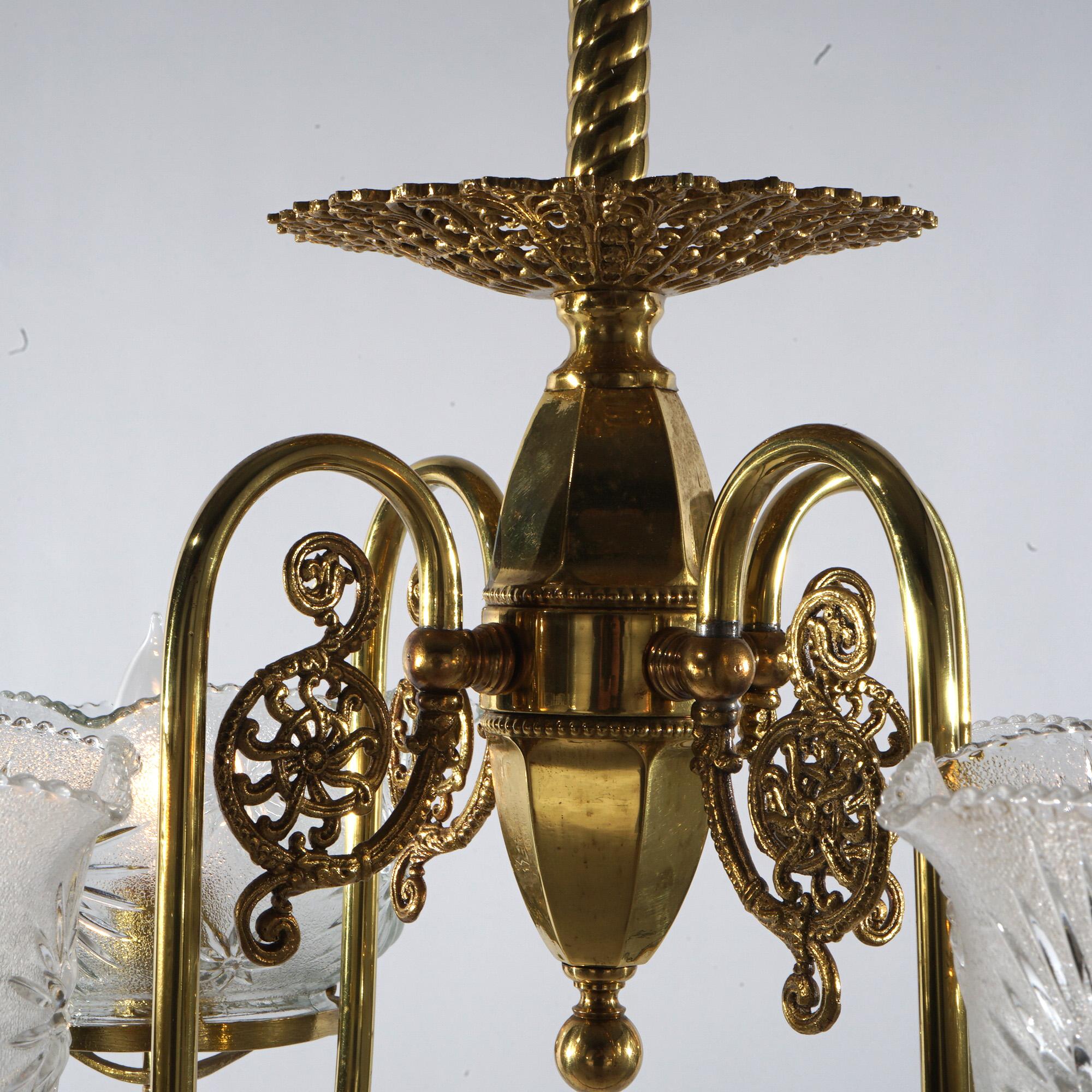 Antike vierarmige Hängeleuchte aus Messing mit Glasschirmen aus antikem Messing, um 1880 im Angebot 5
