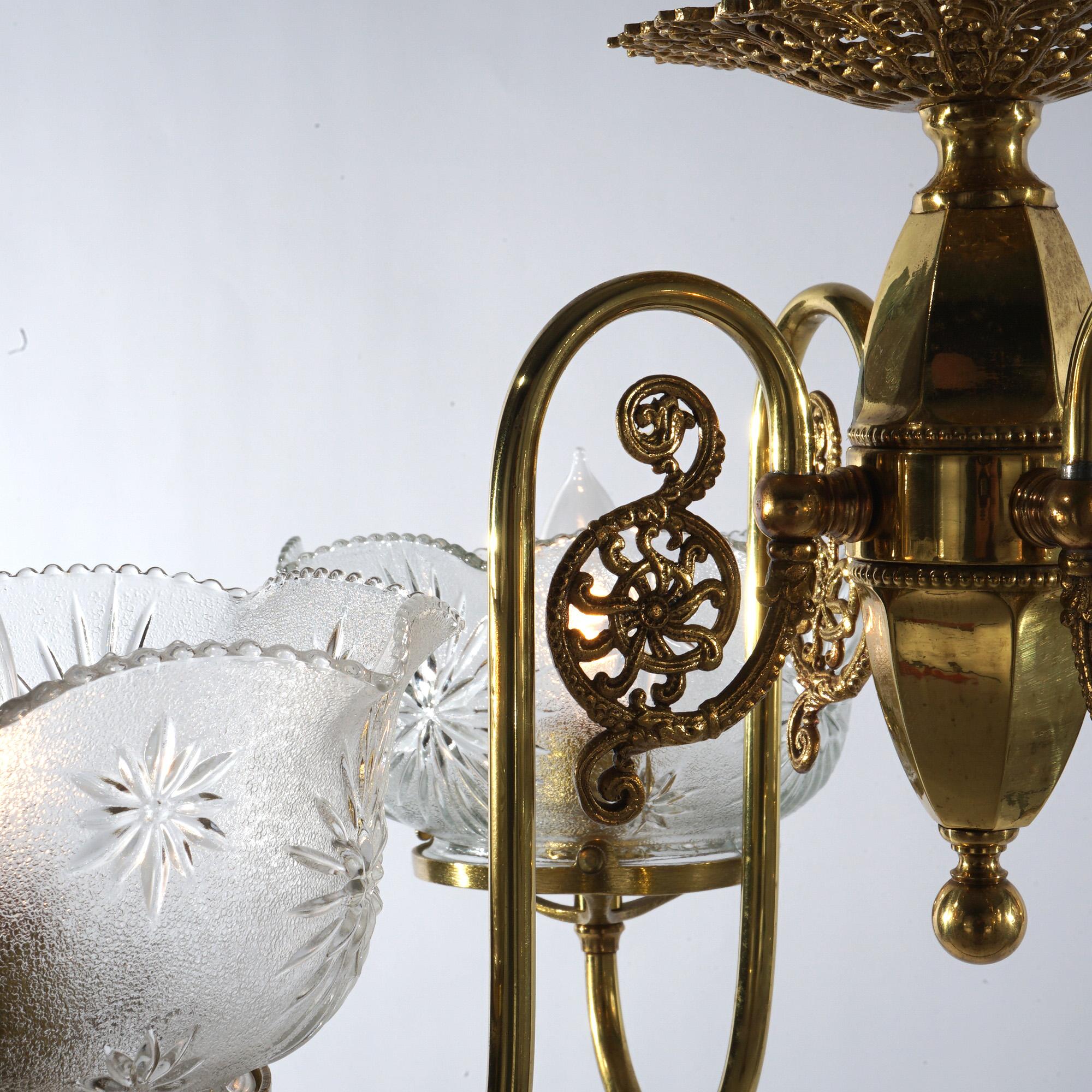 Antike vierarmige Hängeleuchte aus Messing mit Glasschirmen aus antikem Messing, um 1880 im Angebot 6