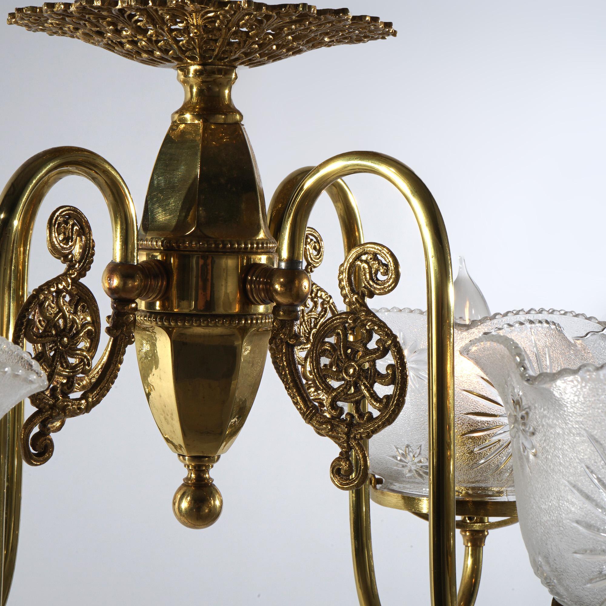 Antike vierarmige Hängeleuchte aus Messing mit Glasschirmen aus antikem Messing, um 1880 im Angebot 7