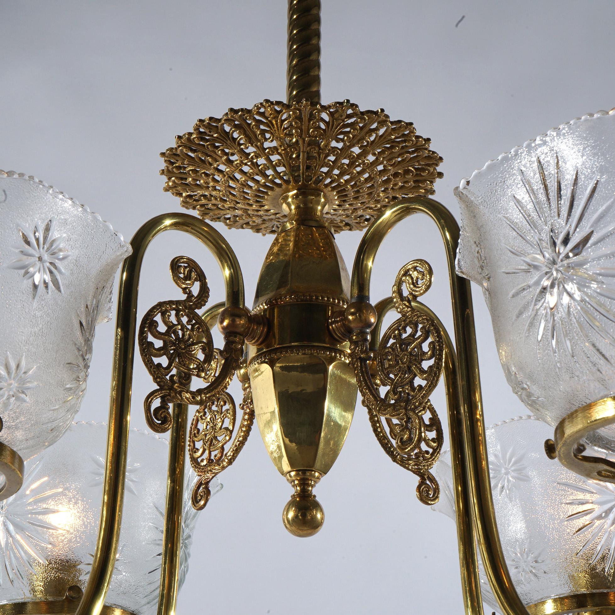 Antike vierarmige Hängeleuchte aus Messing mit Glasschirmen aus antikem Messing, um 1880 im Angebot 8