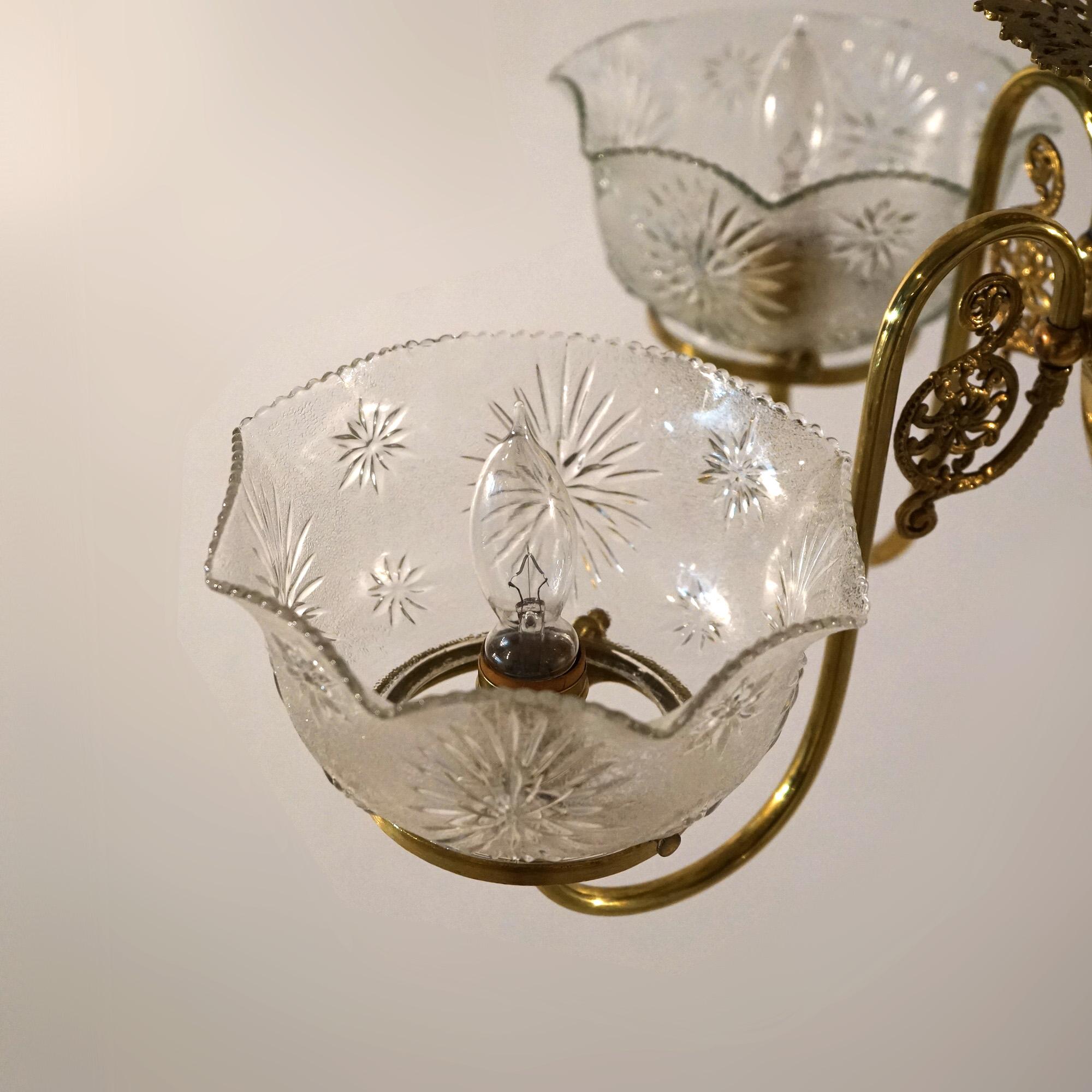 Antike vierarmige Hängeleuchte aus Messing mit Glasschirmen aus antikem Messing, um 1880 im Angebot 9