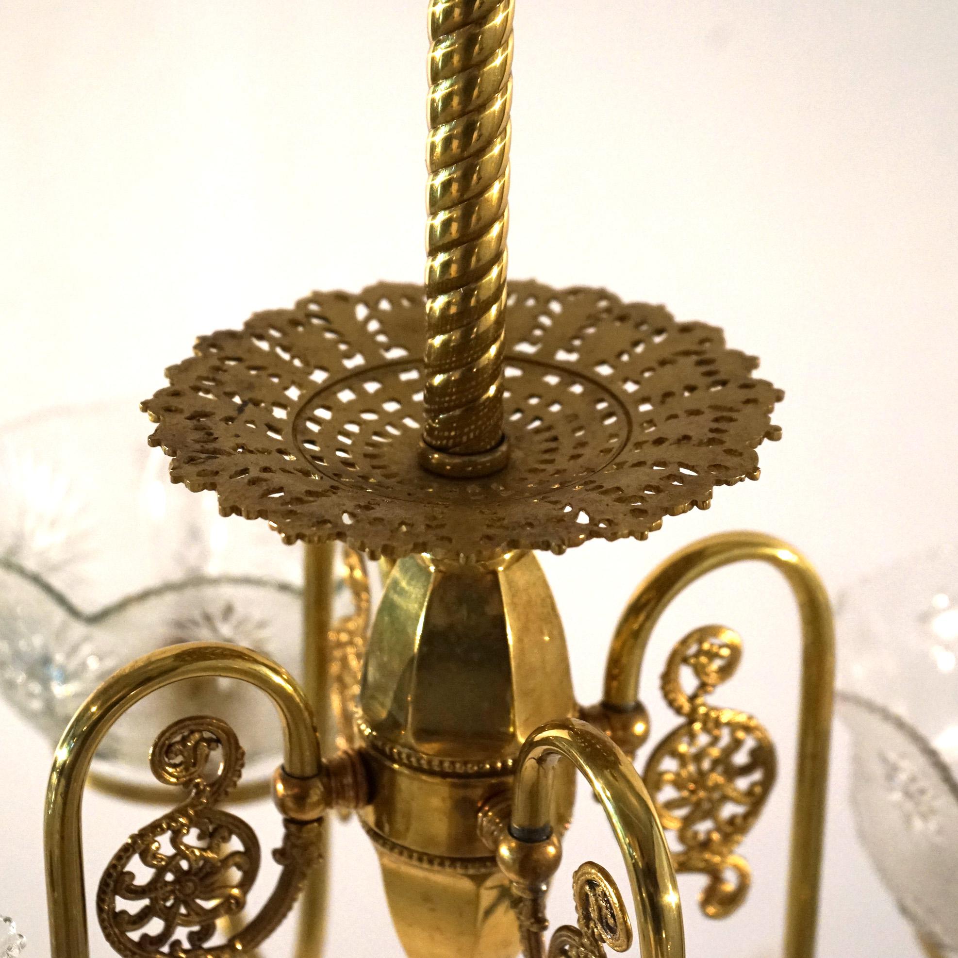 Antike vierarmige Hängeleuchte aus Messing mit Glasschirmen aus antikem Messing, um 1880 im Angebot 10