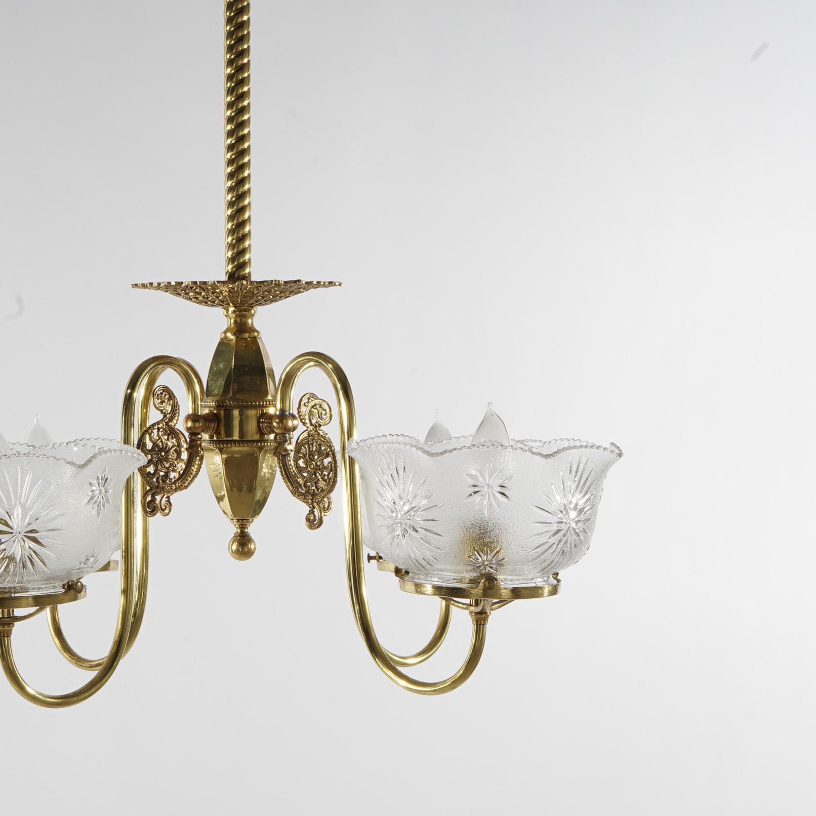 Antike vierarmige Hängeleuchte aus Messing mit Glasschirmen aus antikem Messing, um 1880 (19. Jahrhundert) im Angebot
