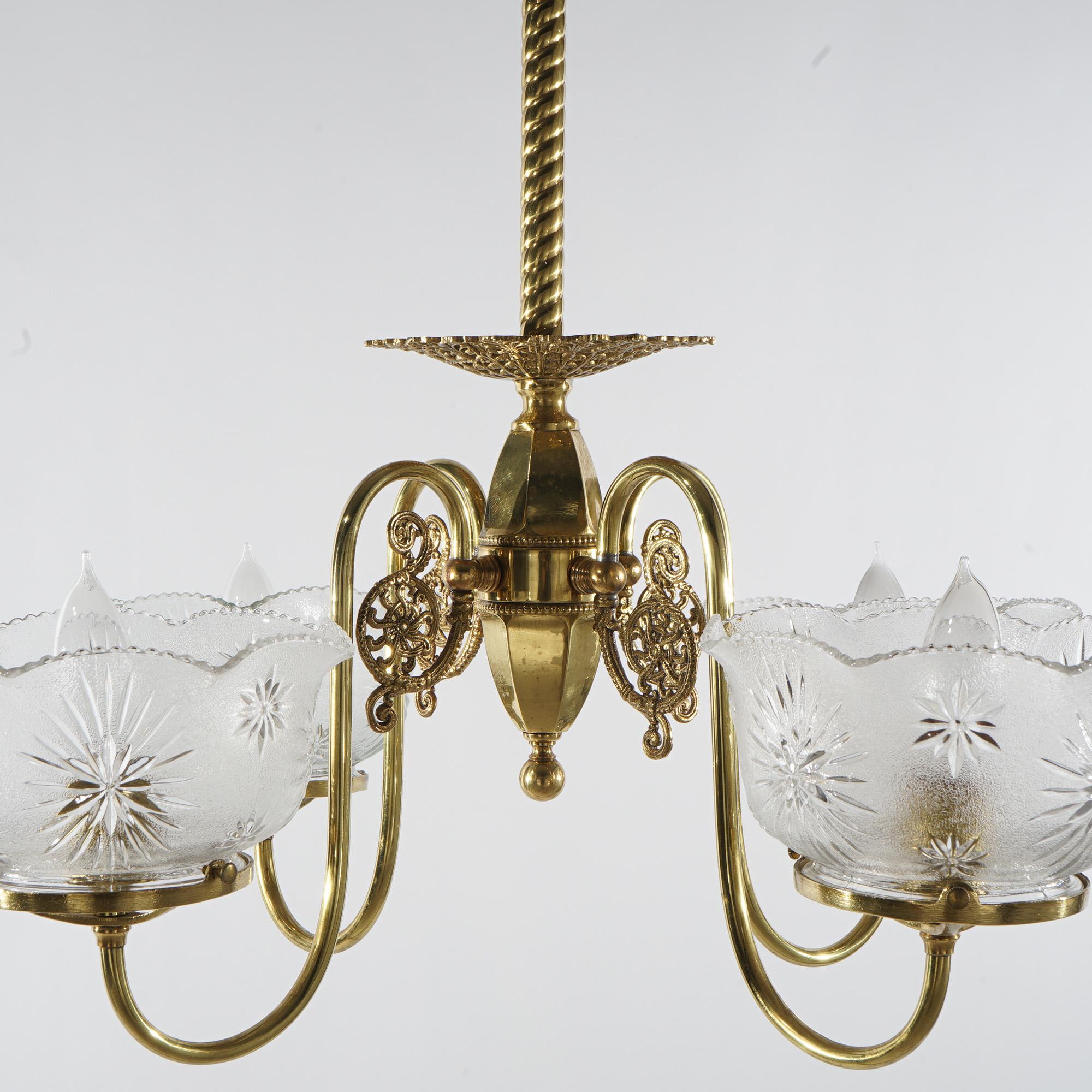 Antike vierarmige Hängeleuchte aus Messing mit Glasschirmen aus antikem Messing, um 1880 im Angebot 1