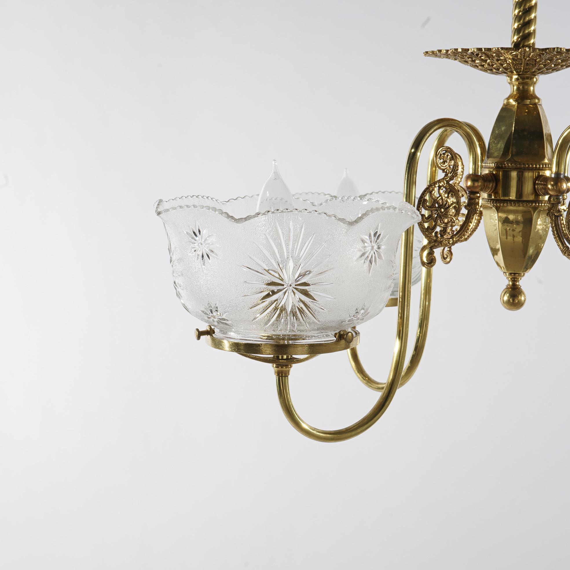 Antike vierarmige Hängeleuchte aus Messing mit Glasschirmen aus antikem Messing, um 1880 im Angebot 3