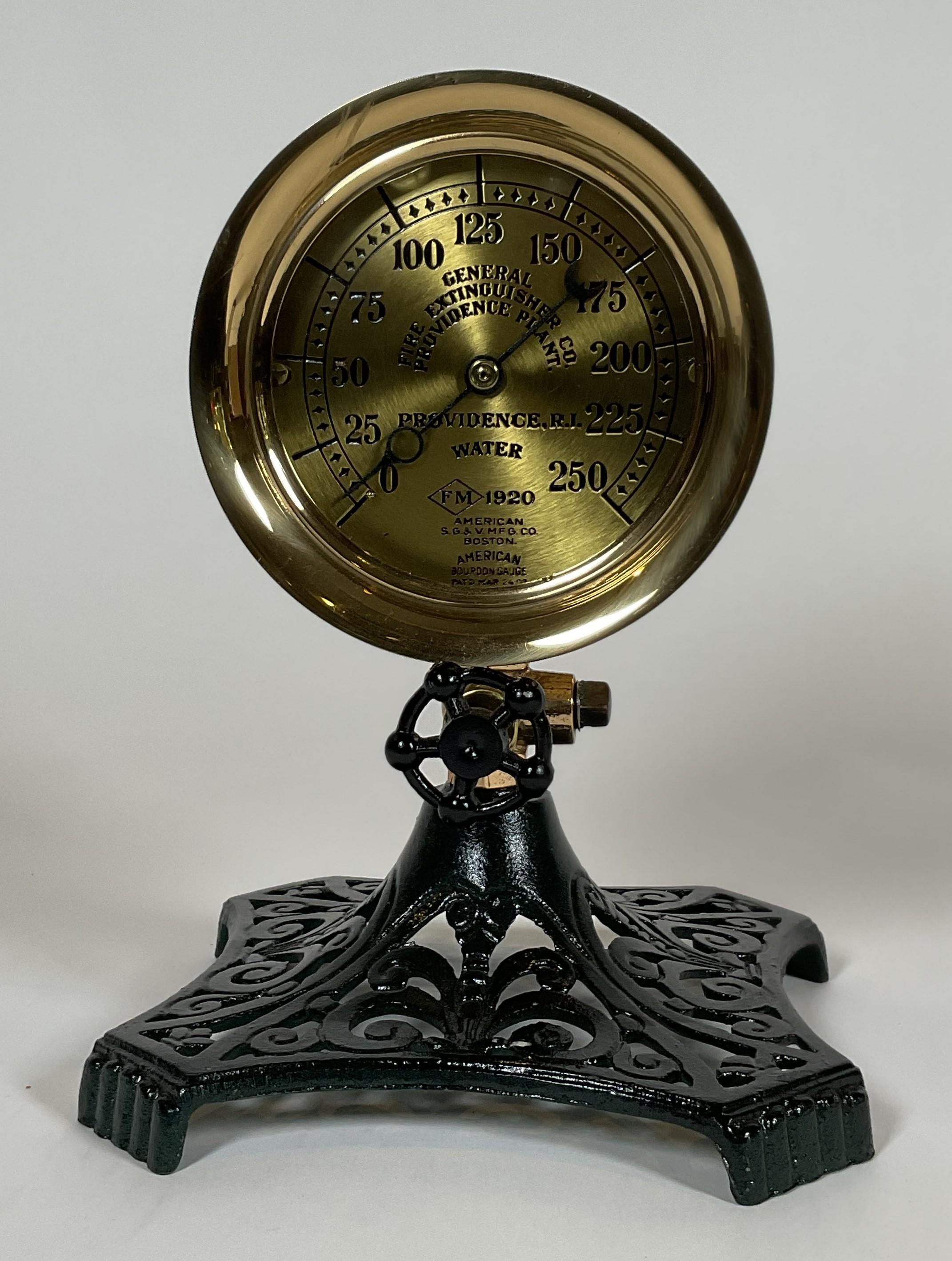 Manometro dell'acqua lucidato e laccato della General Fire Extinguisher Company, stabilimento di Providence. Montato su un supporto in ferro. Circa 1920. 10