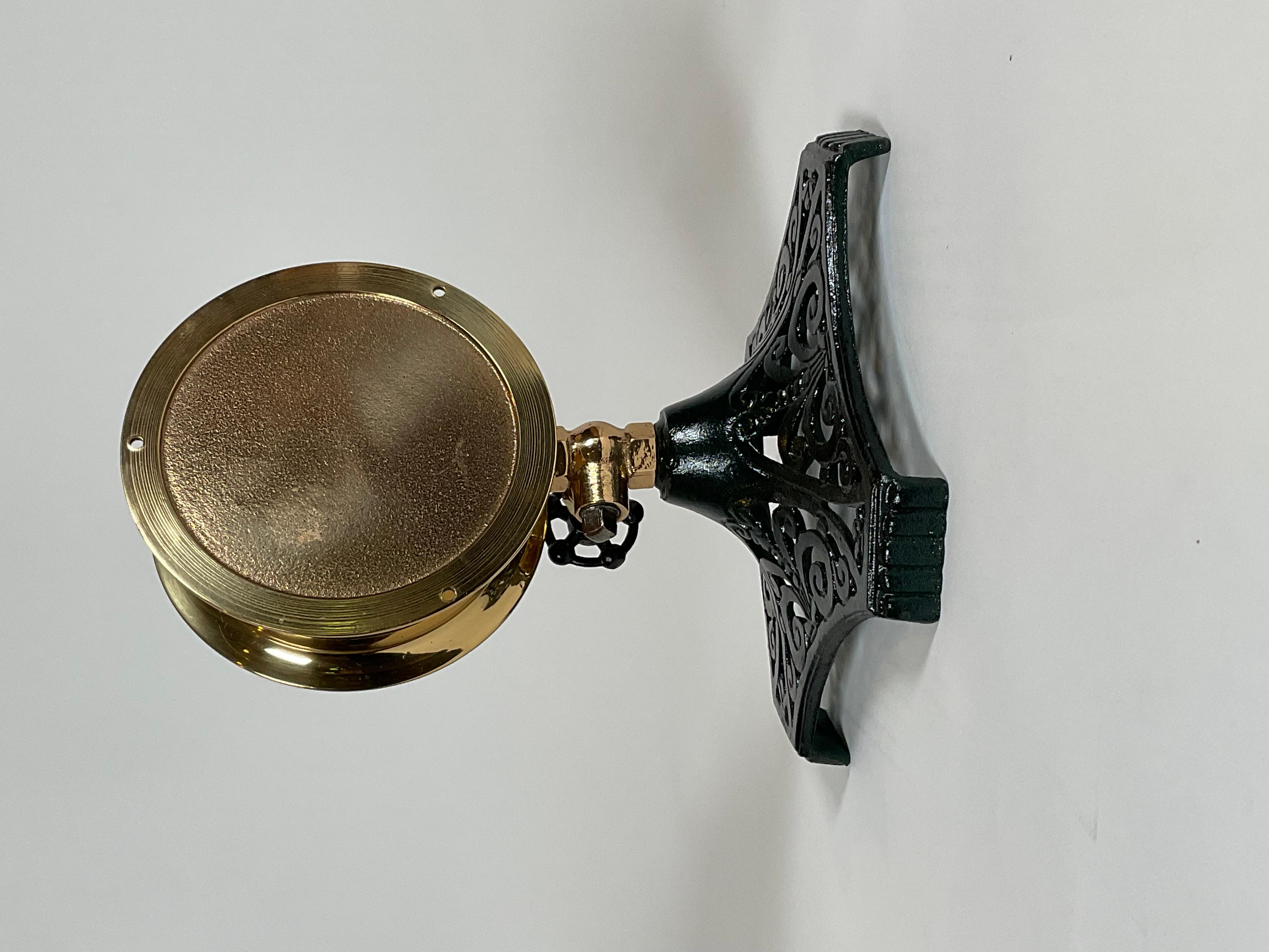 Calibro antico in ottone su supporto in ferro in vendita 2
