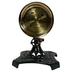 Medidor antiguo de latón sobre soporte de hierro