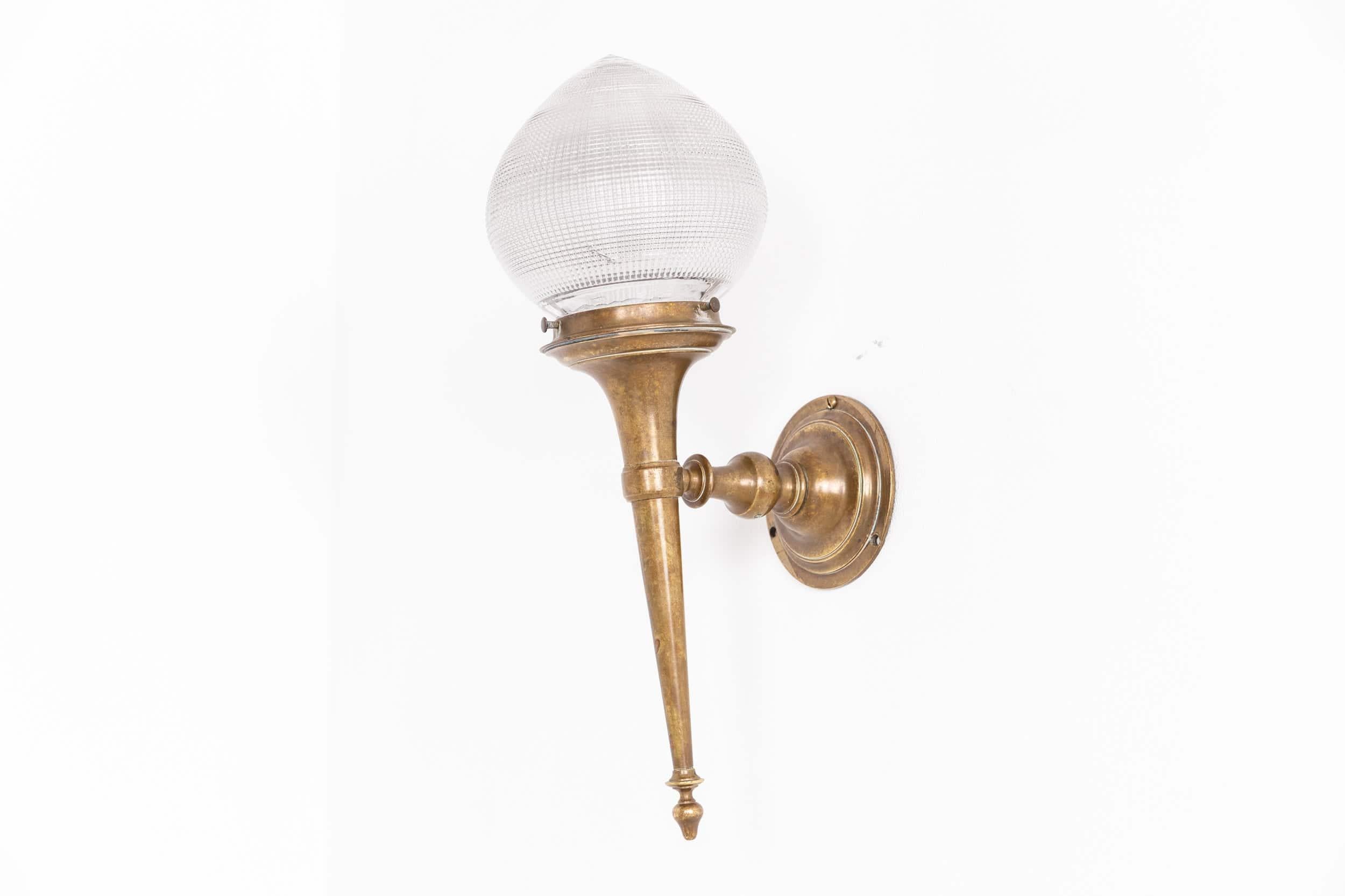 

Elegant geformter Wandleuchter aus Messing, hergestellt in England von GEC, um 1920.

Schlichtes, hochwertiges Messinggussgerät mit prismatischem Holophane-Eichelglasschirm - auf die Spitze gestempelt.

Umverdrahtet zum Anschluss an das Stromnetz.
