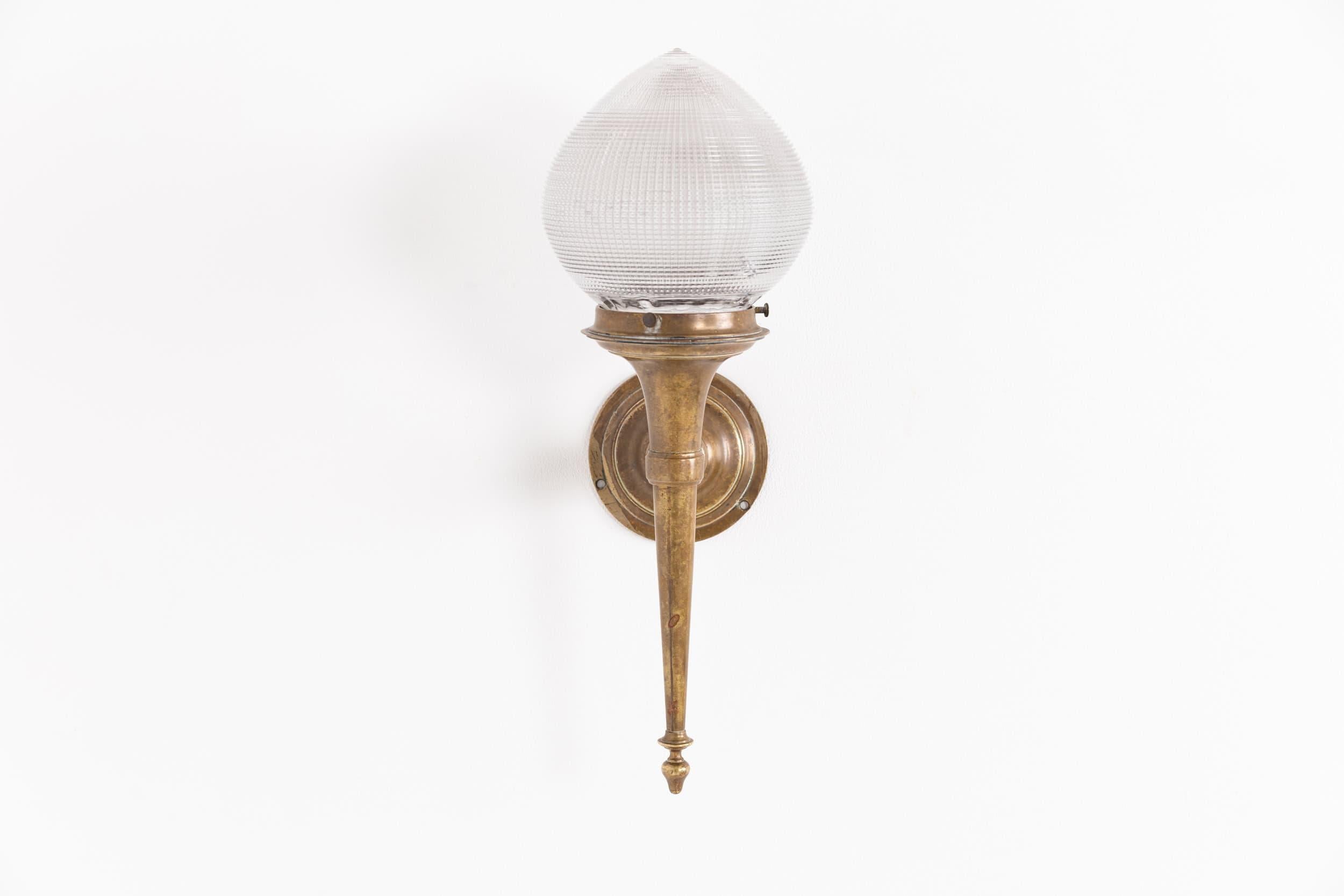 Antike GEC Holophane Eichel-Torchiere-Wandleuchte aus Messing, GEC, um 1920 im Zustand „Relativ gut“ im Angebot in London, GB