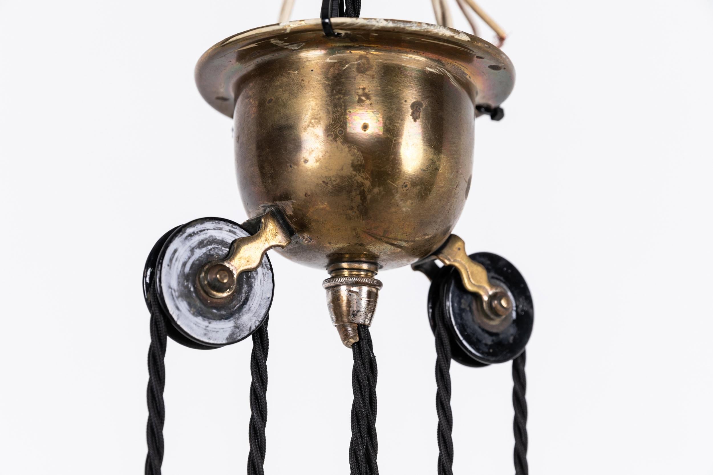 Lampada da soffitto in ottone antico GEC Rise and Fall Moonstone Glass, 1920 ca. in vendita 2