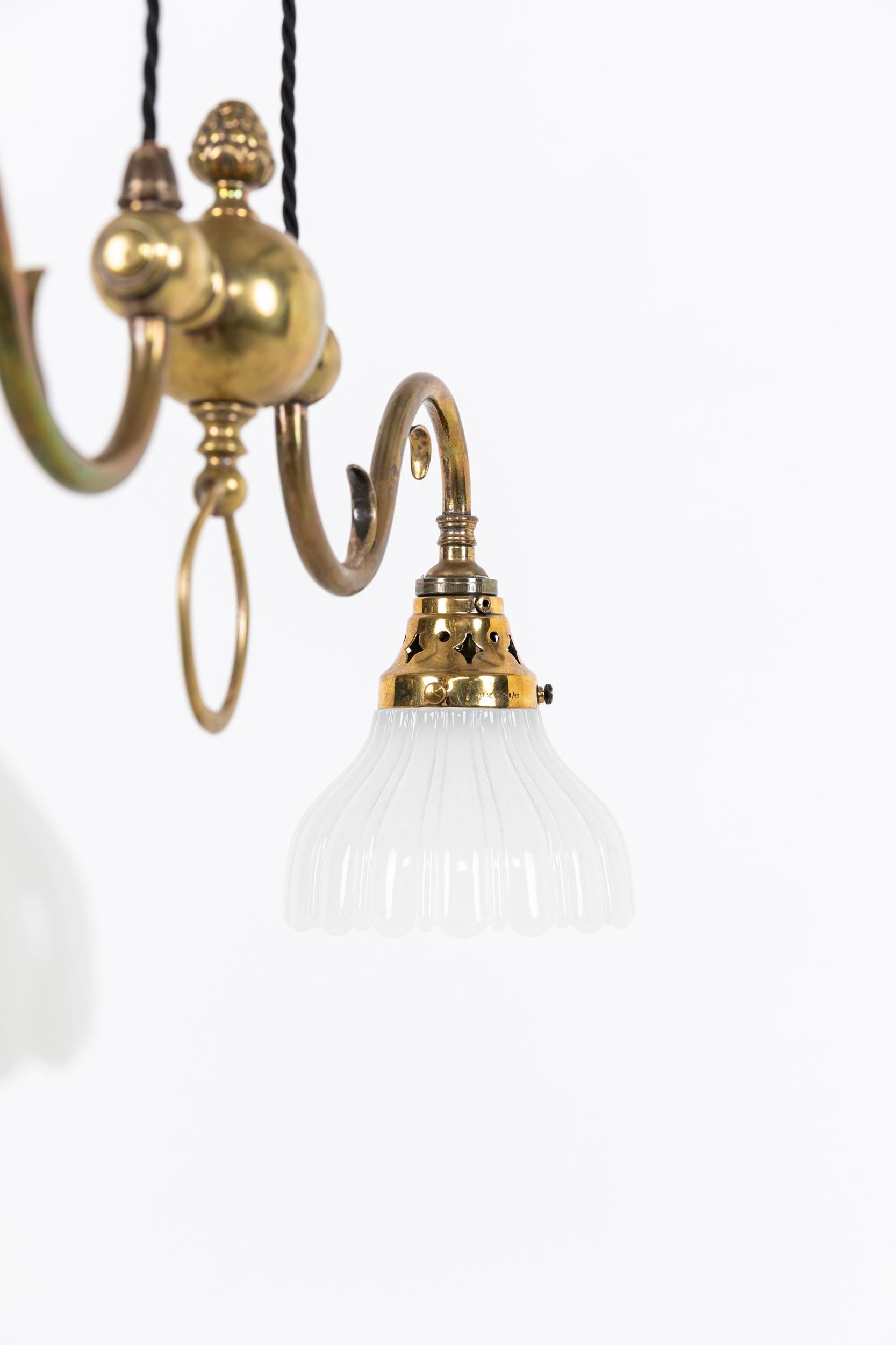Un'elegante lampada da soffitto a sviluppo verticale realizzata in Inghilterra da GEC, nel 1920 circa.

Di qualità eccezionale, come ci si aspetta dagli accessori di fascia alta di GEC. Struttura in ottone, che si è appannato creando una bellissima