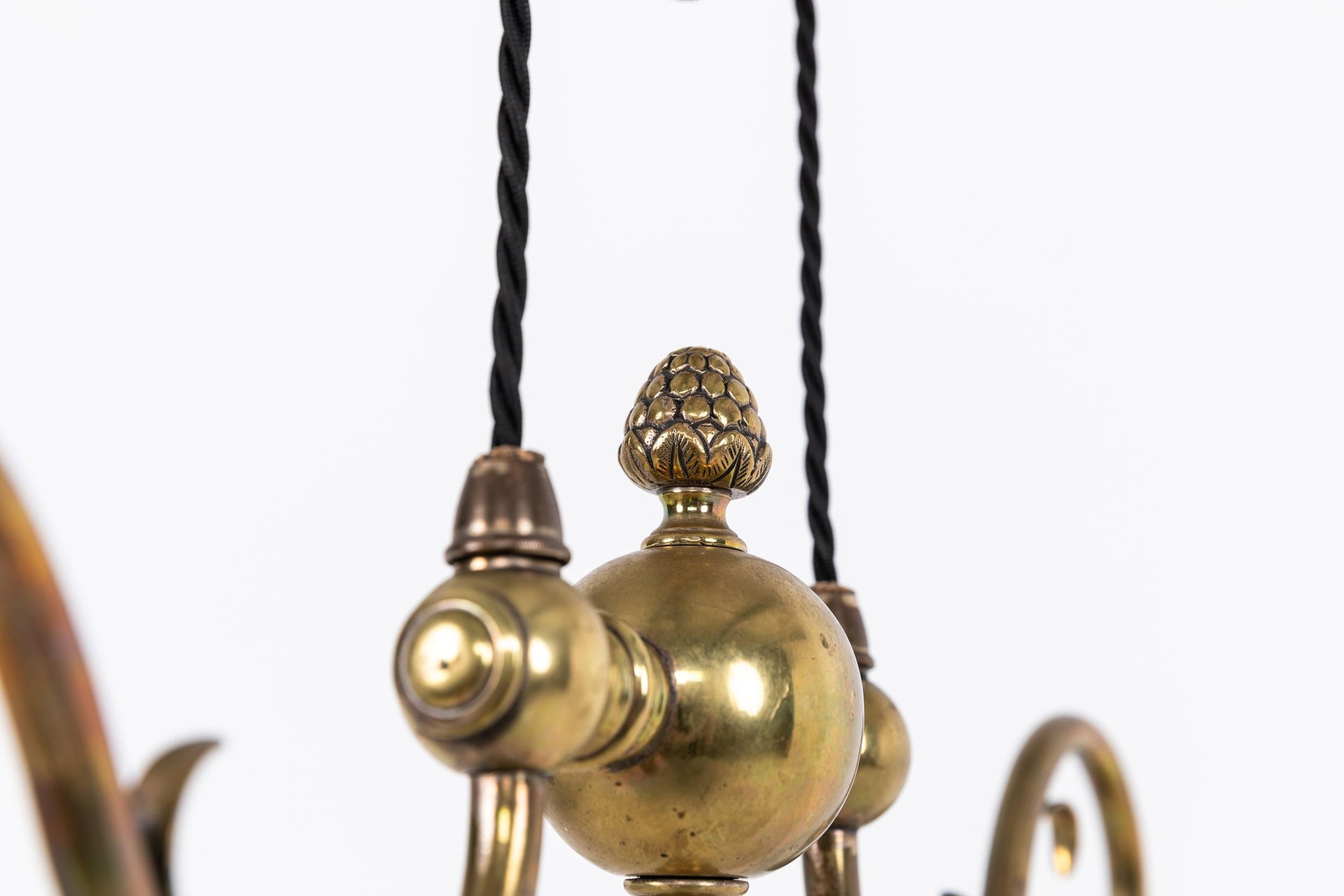 Art Nouveau Lampada da soffitto in ottone antico GEC Rise and Fall Moonstone Glass, 1920 ca. in vendita