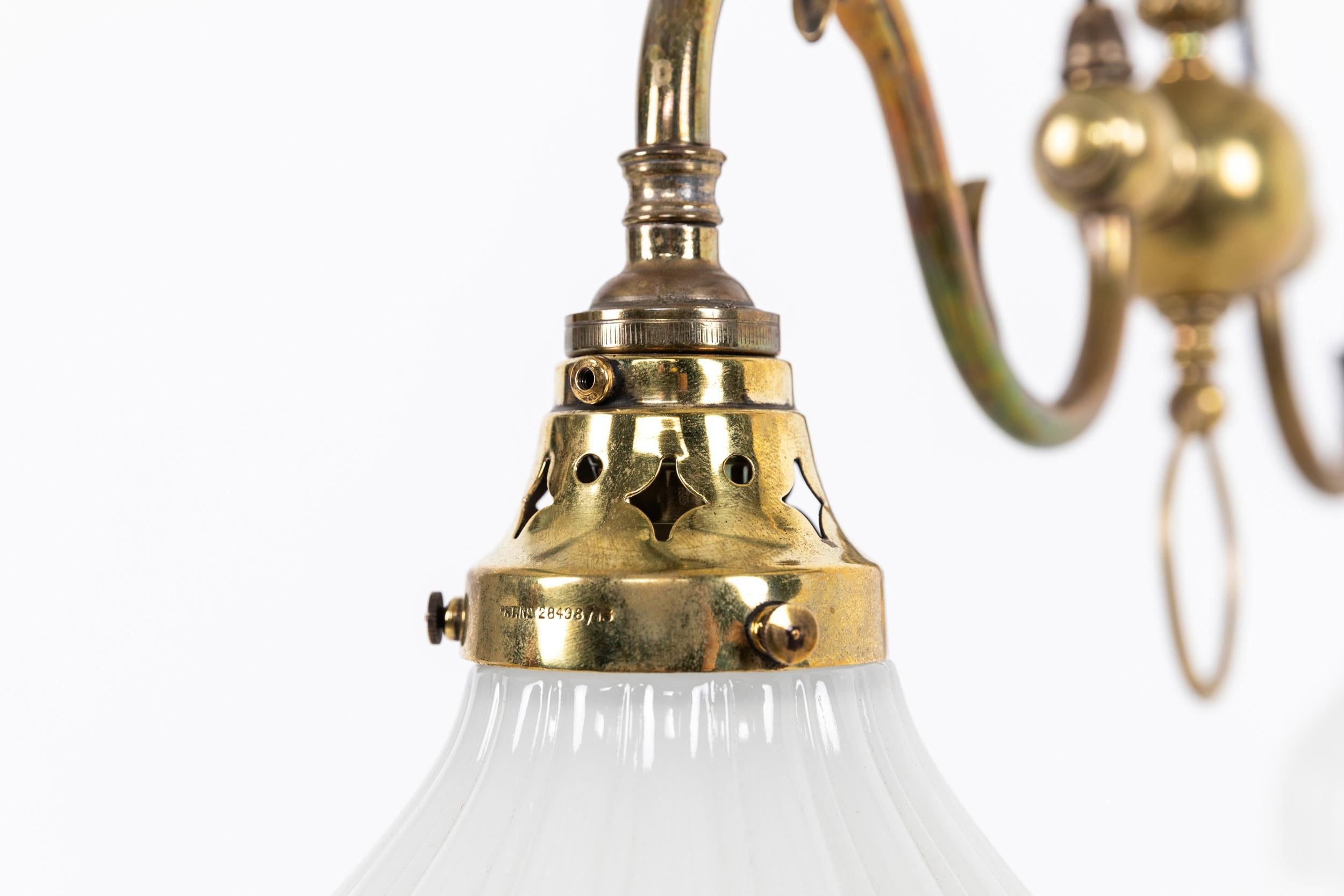 Inglese Lampada da soffitto in ottone antico GEC Rise and Fall Moonstone Glass, 1920 ca. in vendita